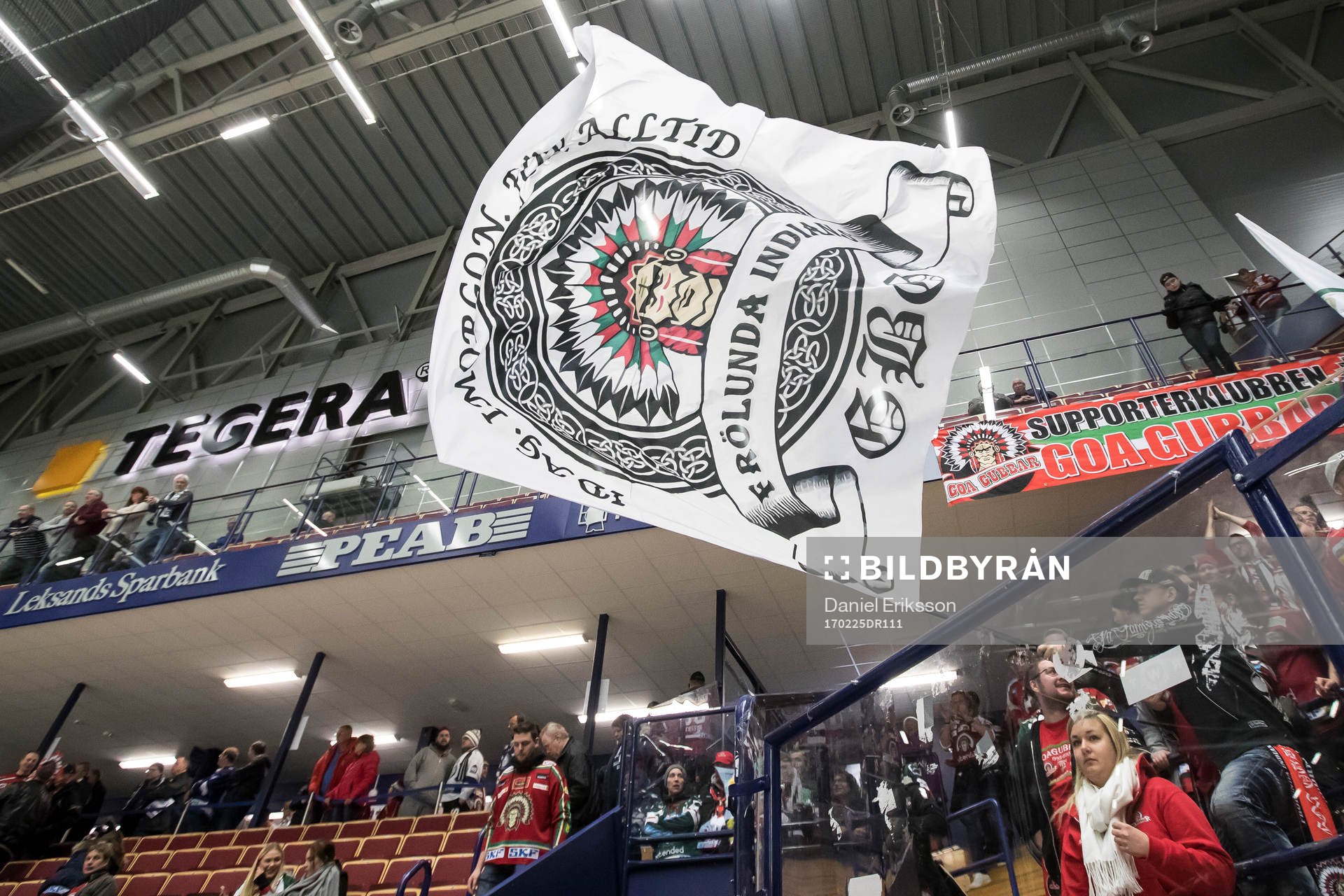 Frölunda flagga i Tegera Arena innan ishockeymatchen i SHL