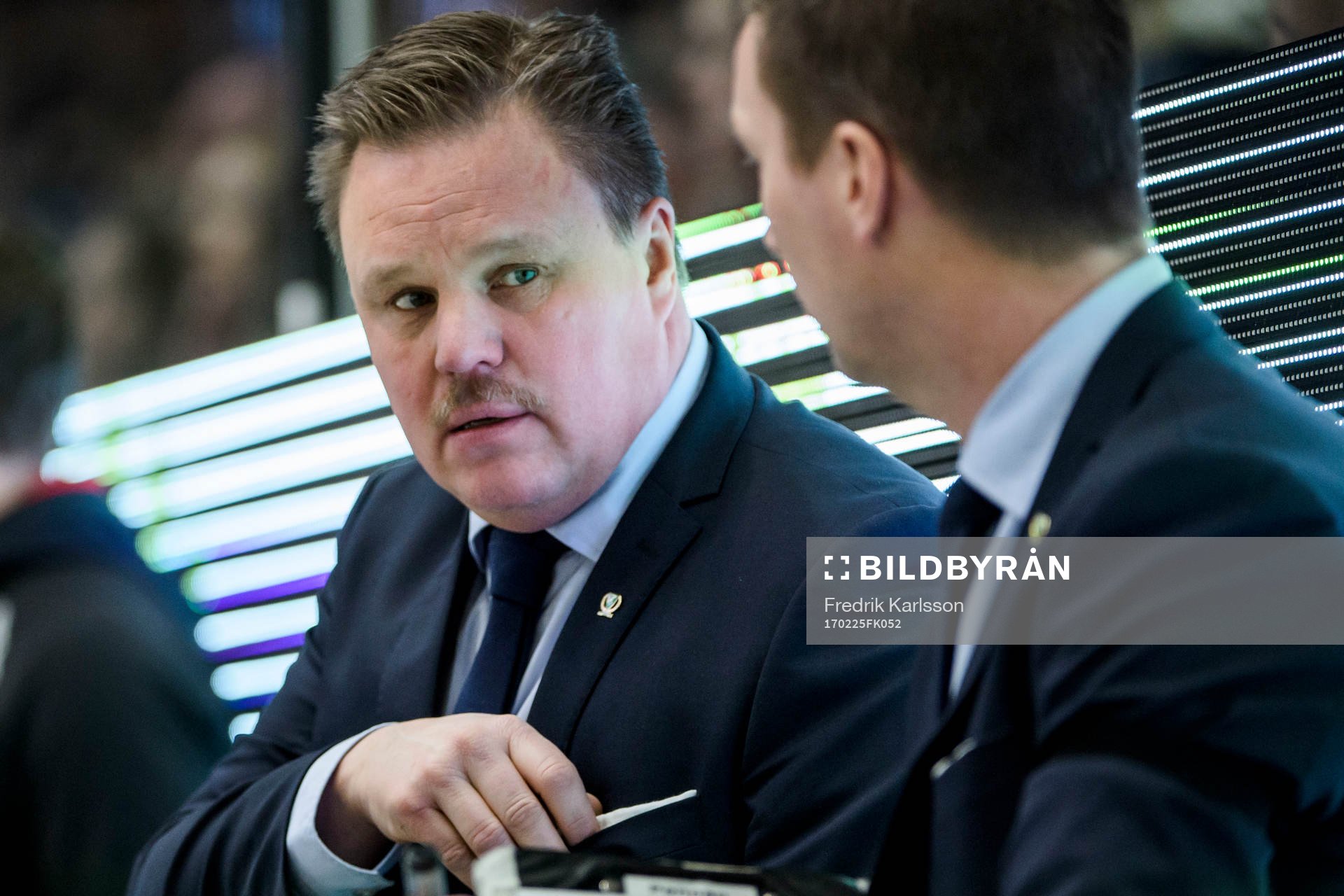 Färjestads tränare Leif Carlsson pratar med assisterande
