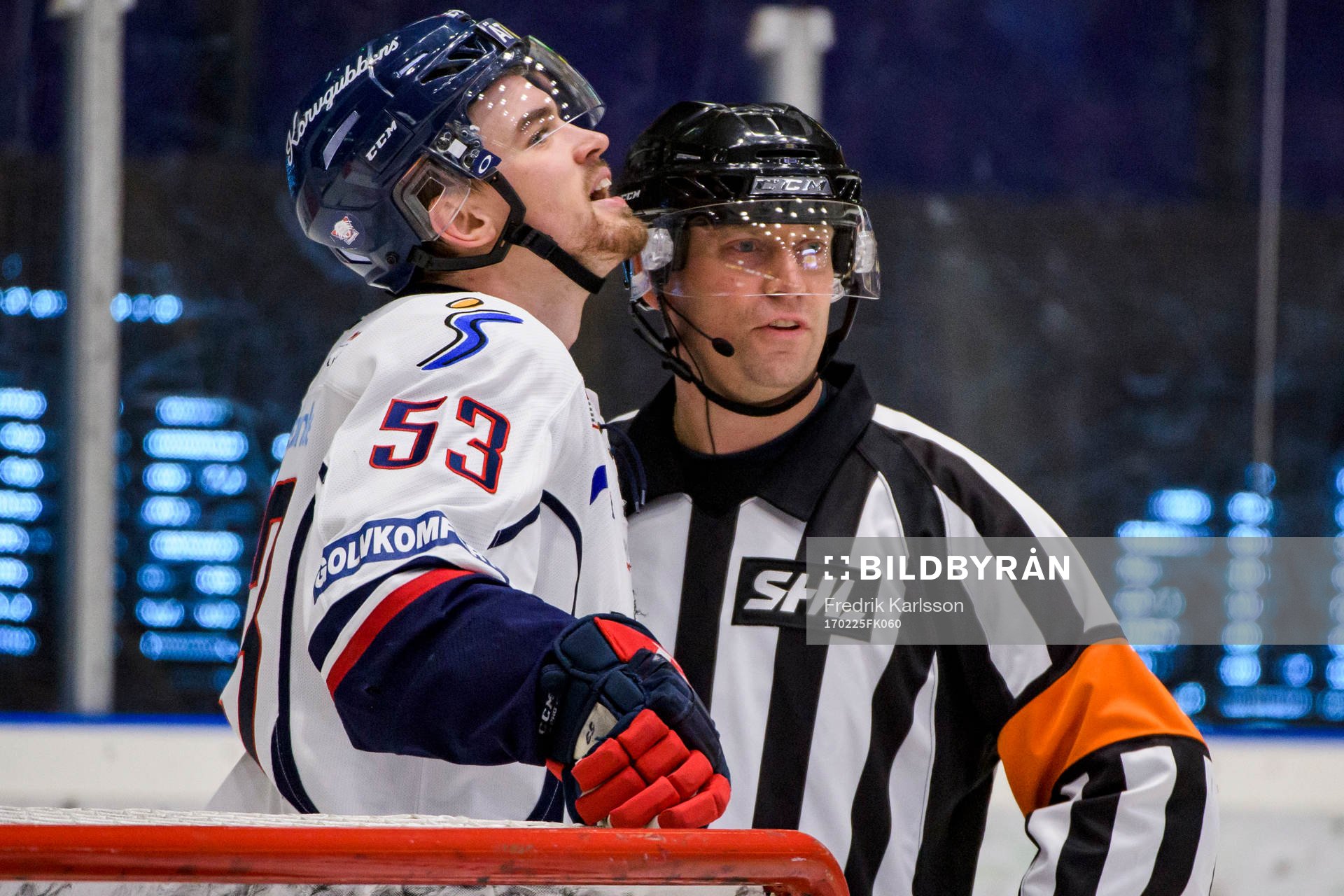Linköpings Eddie Larsson pratar med Domare Sören Persson