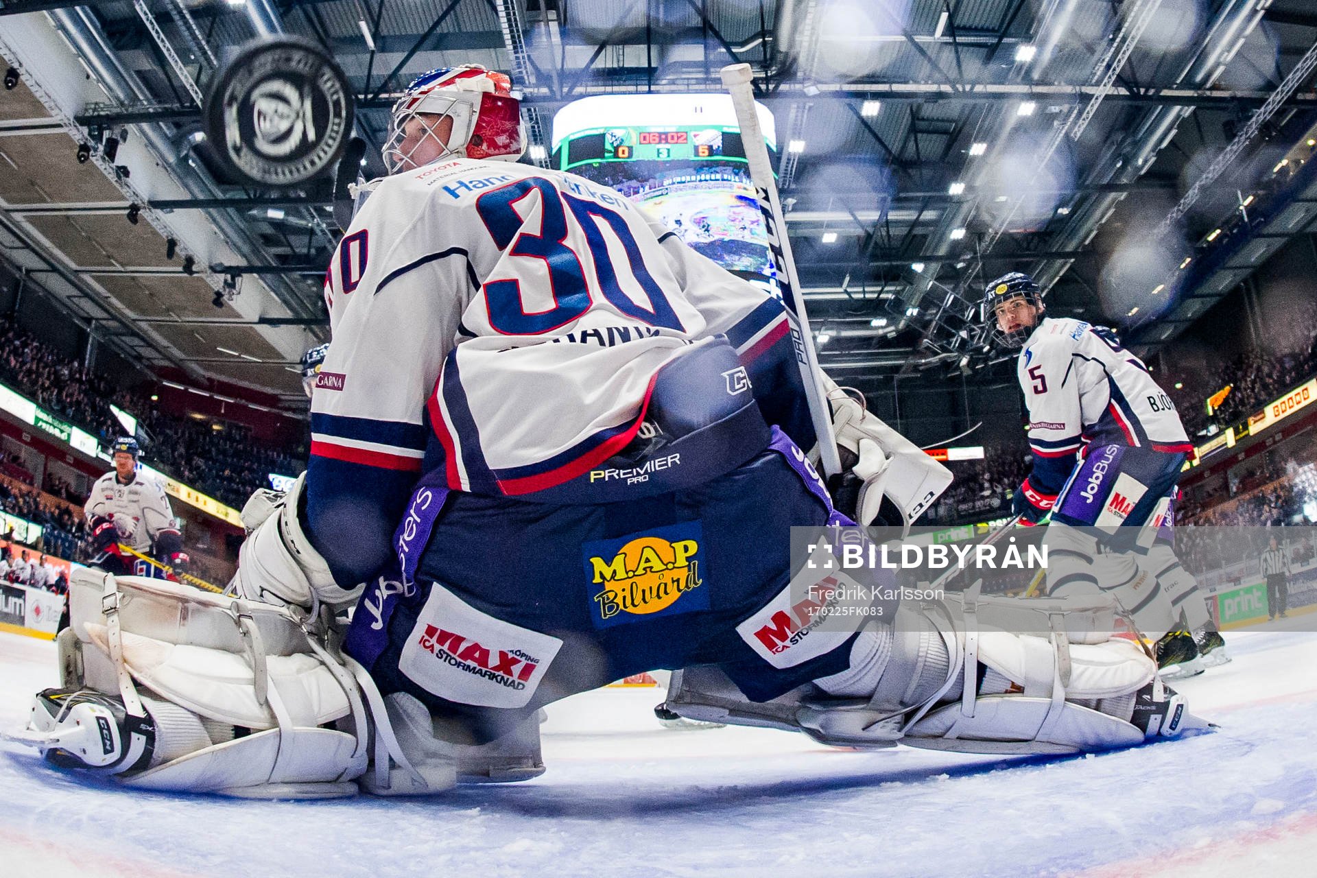 Linköpings målvakt Jacob Johansson ser på när pucken