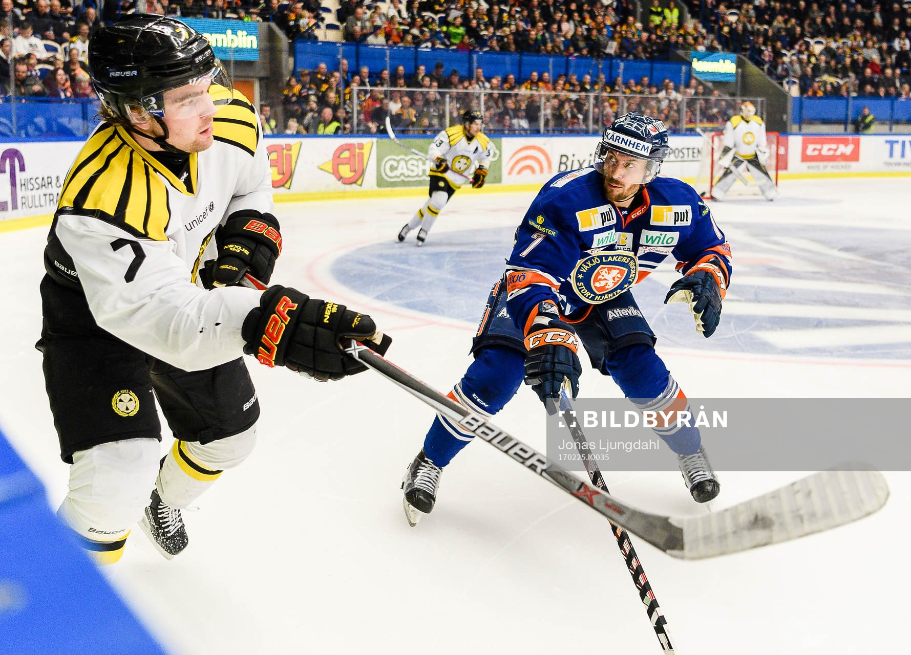 Brynäs Ponthus Westerholm jagas av Växjös Jeff Tambellini
