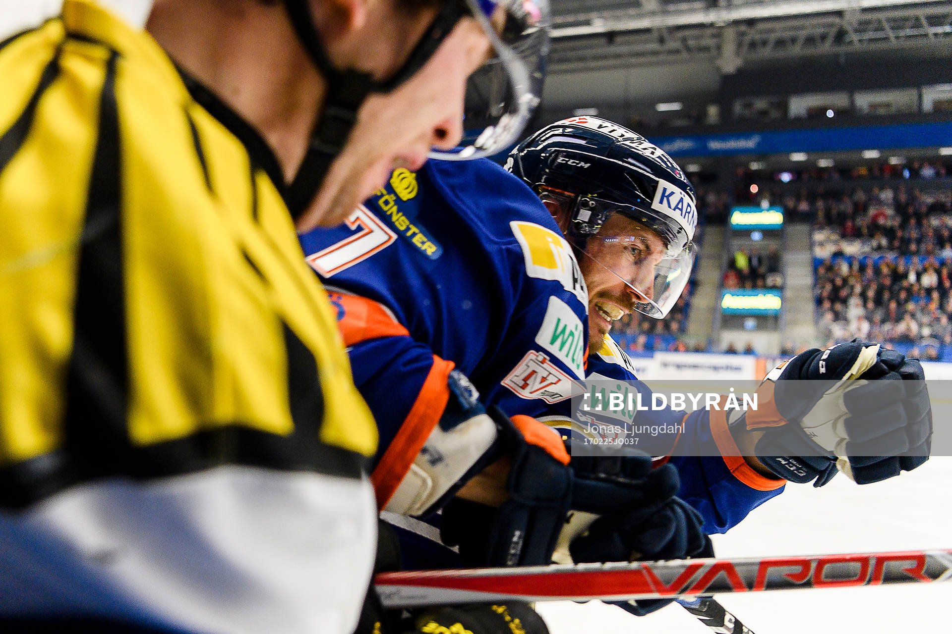 Växjös Jeff Tambellini tacklar Brynäs Ponthus Westerholm