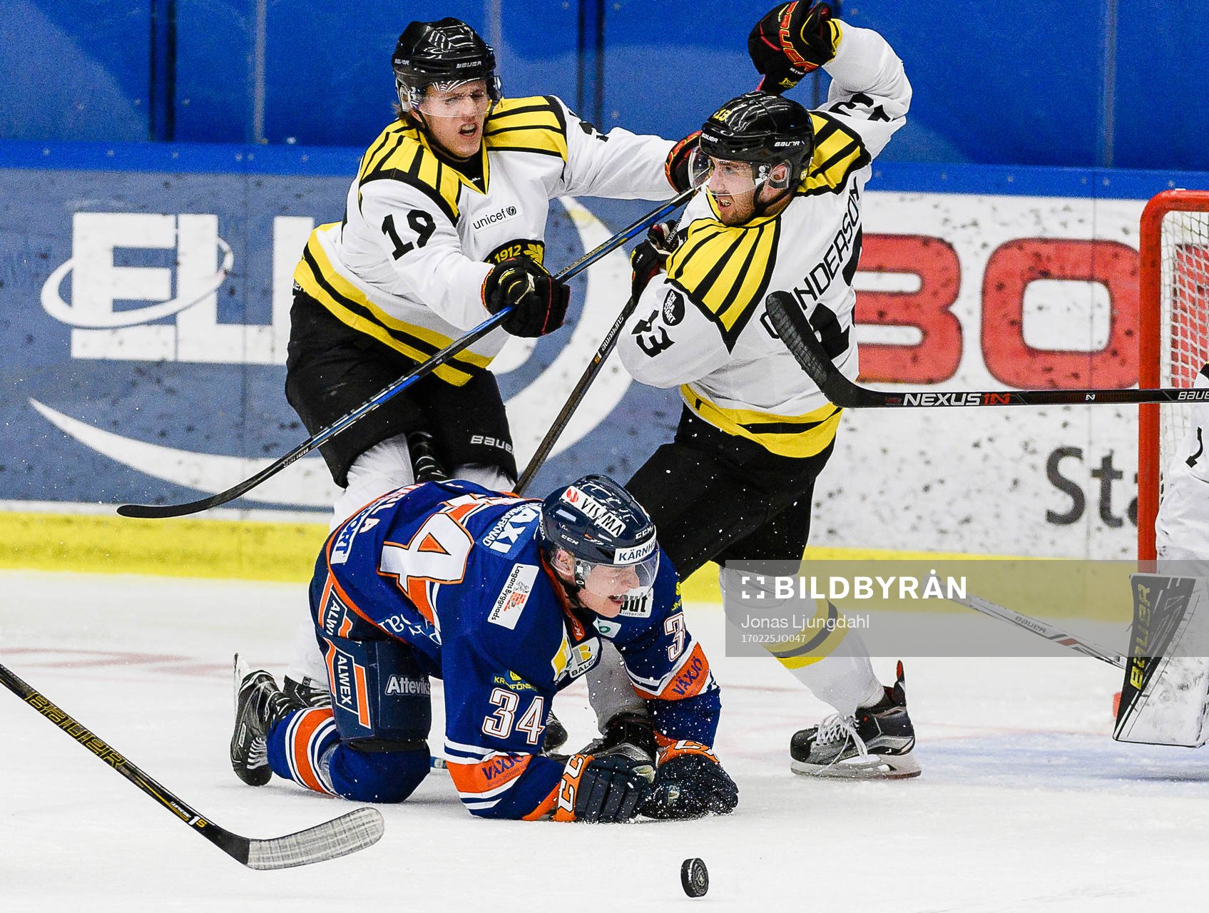 Växjös Olli Palola faller