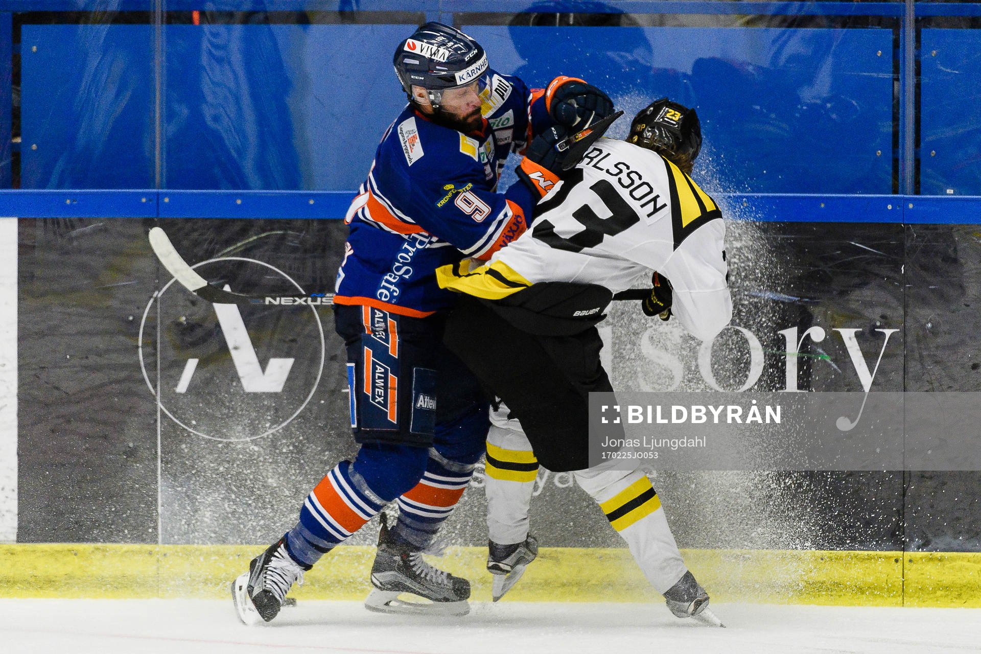 Växjös Josh Hennessy tacklar Brynäs Lucas Carlsson