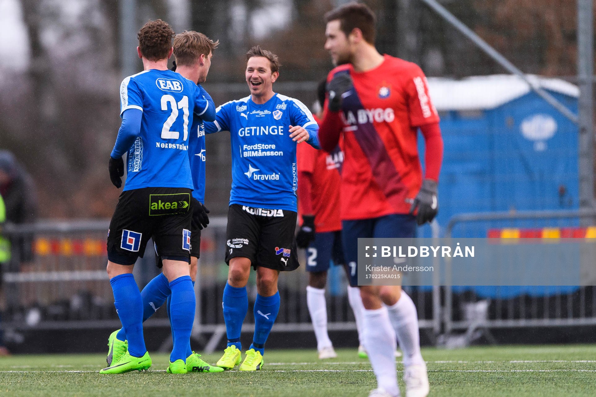 Halmstads Andreas Bengtsson, Marcus Mathisen och Fredrik Olsson jublar efter 1-0 under fotbollsmatchen i Svenska Cupen mellan Halmstad och Örgryte den 25 februari 2017 i Halmstad.