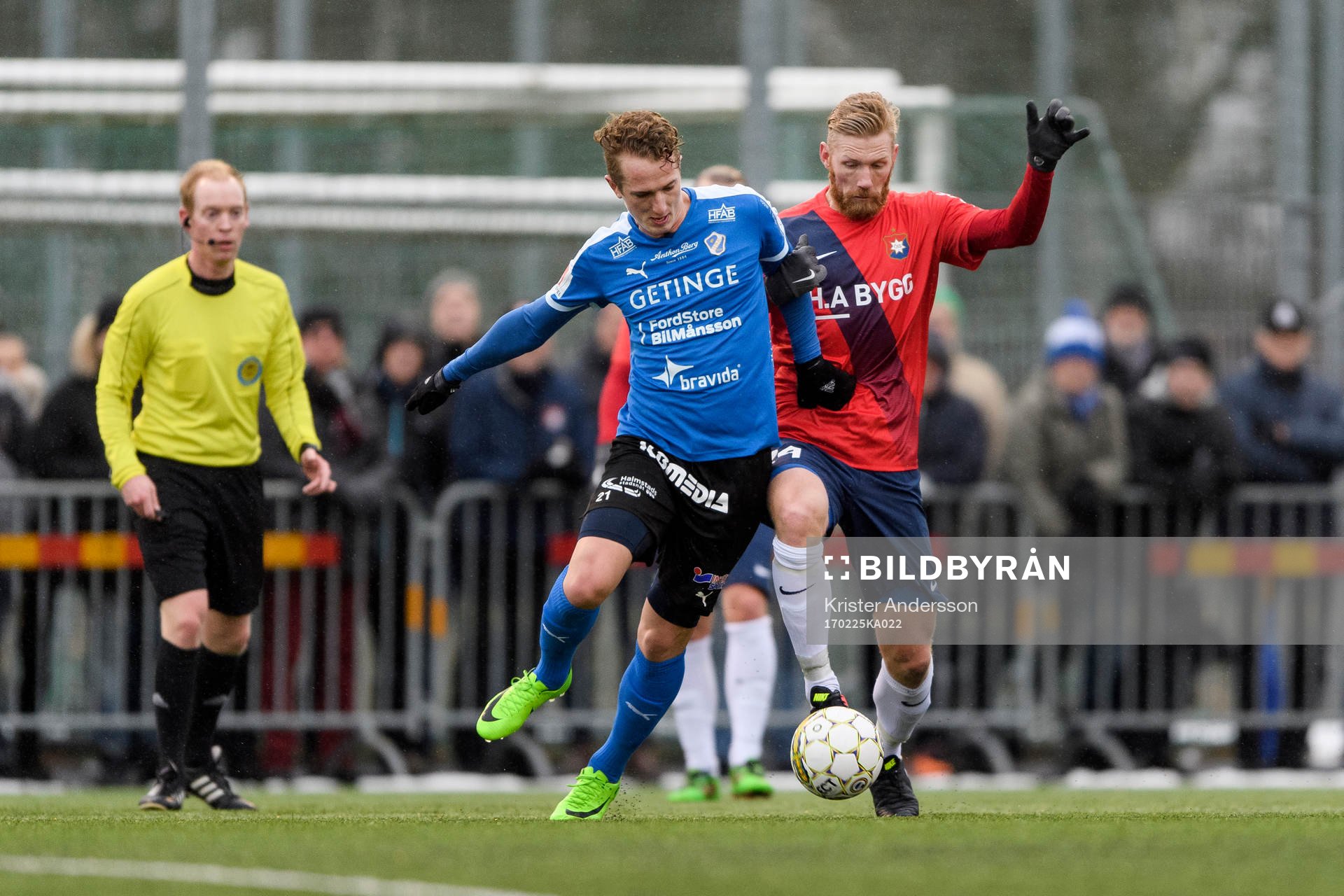 Halmstads Andreas Bengtsson och Örgrytes Fredrik Björck under fotbollsmatchen i Svenska Cupen mellan Halmstad och Örgryte den 25 februari 2017 i Halmstad.