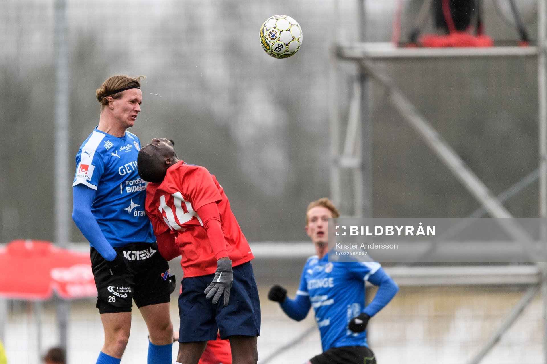 Halmstads Alexander Berntsson och Örgrytes Alexis Yougouda Kada under fotbollsmatchen i Svenska Cupen mellan Halmstad och Örgryte den 25 februari 2017 i Halmstad.