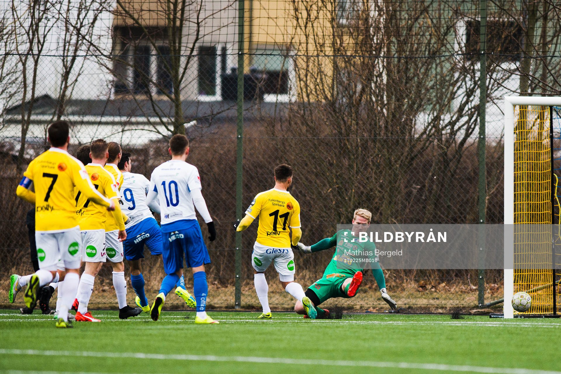 Värnamos Pär Cederqvist gör 0-1-målet bakom Falkenbergs