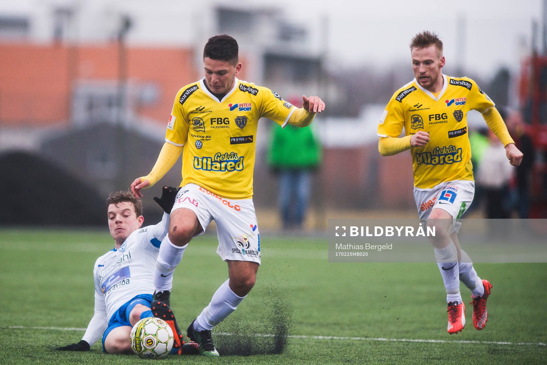 Värnamos Victor Nilsson glidtacklar Falkenbergs Edi