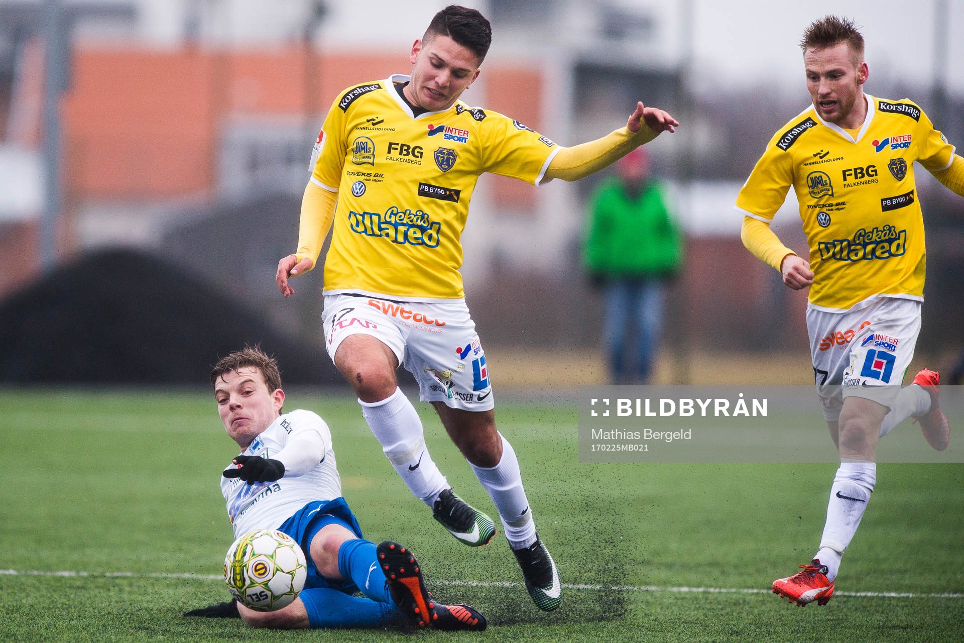 Värnamos Victor Nilsson glidtacklar Falkenbergs Edi