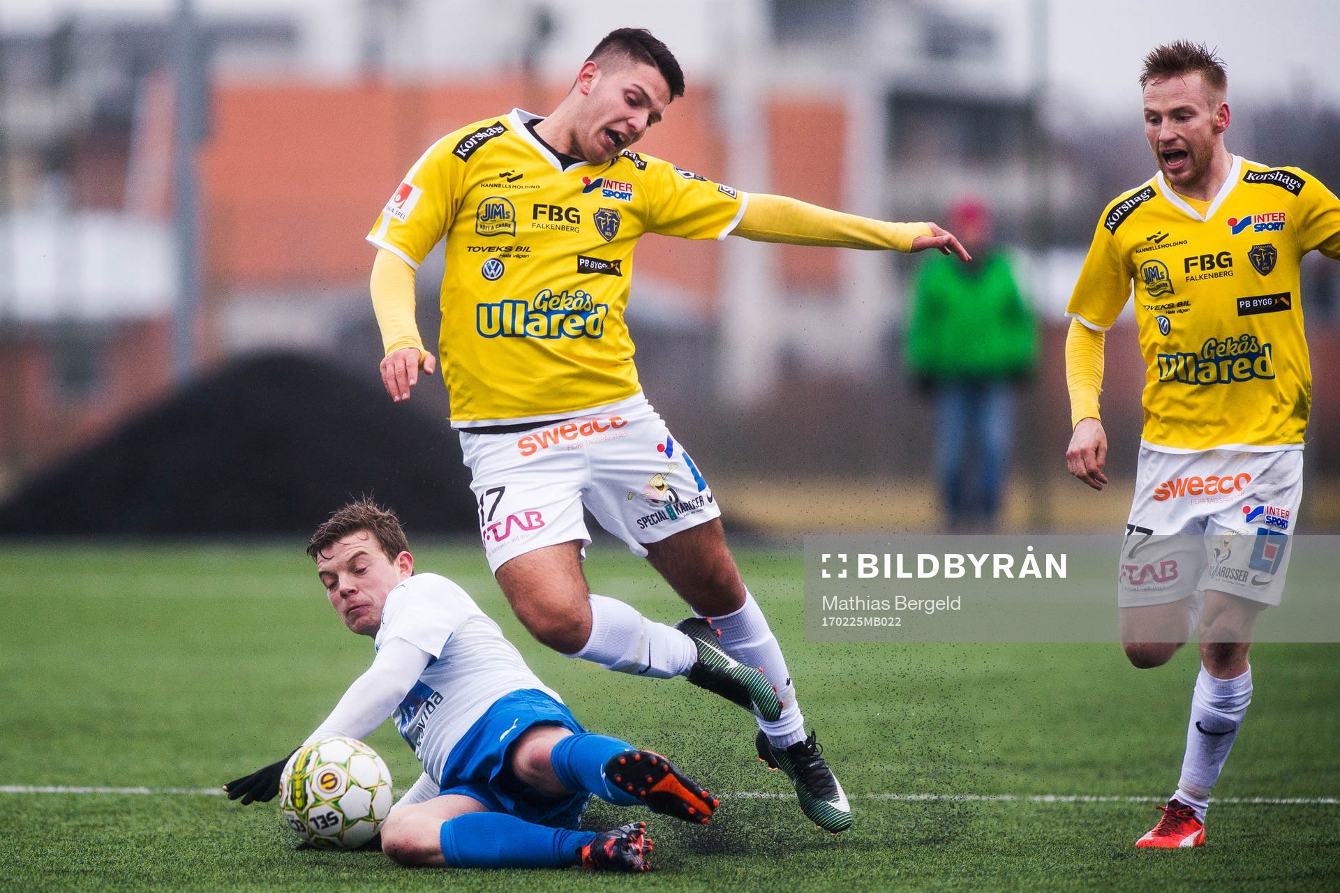Värnamos Victor Nilsson glidtacklar Falkenbergs Edi