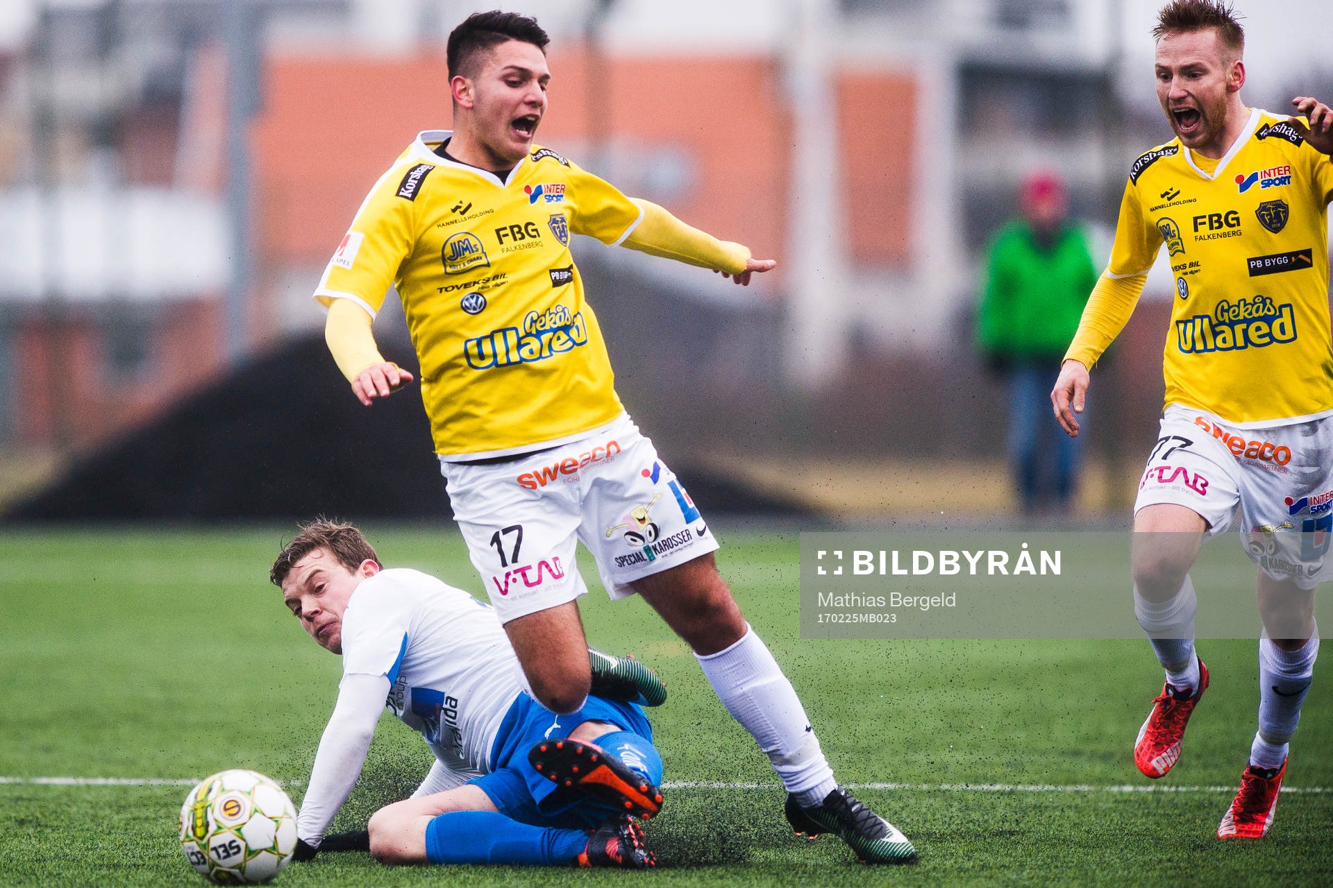 Värnamos Victor Nilsson glidtacklar Falkenbergs Edi