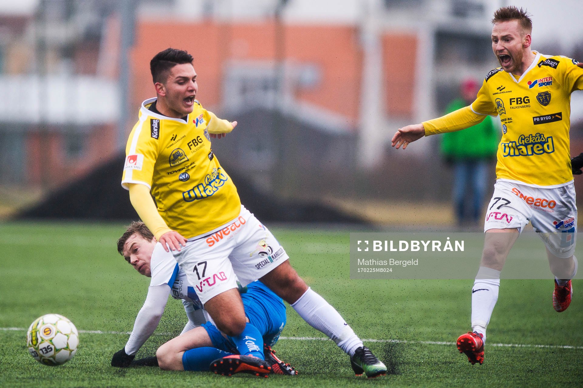 Värnamos Victor Nilsson glidtacklar Falkenbergs Edi
