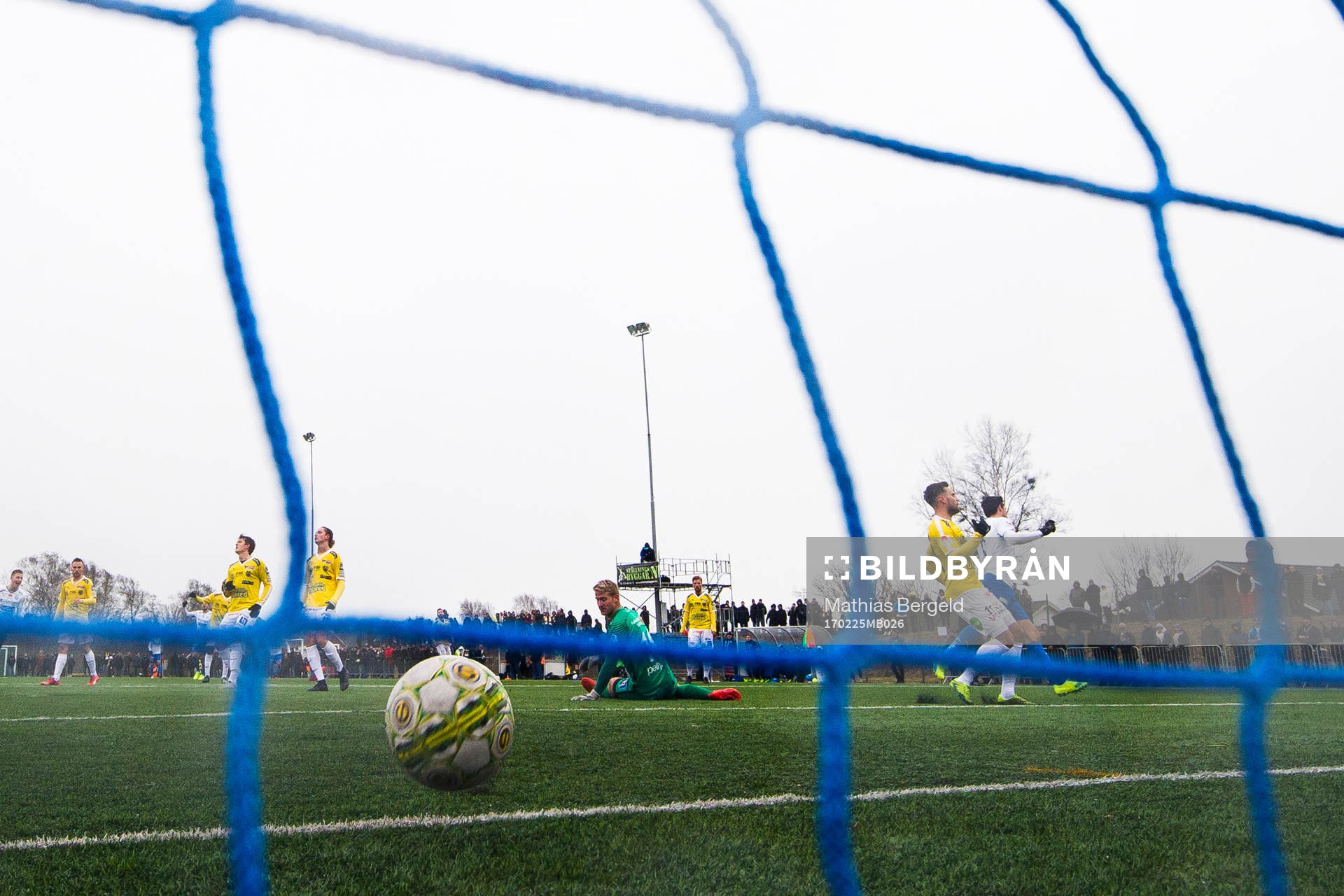 Värnamos Pär Cederqvist gör 1-0-målet bakom Falkenbergs