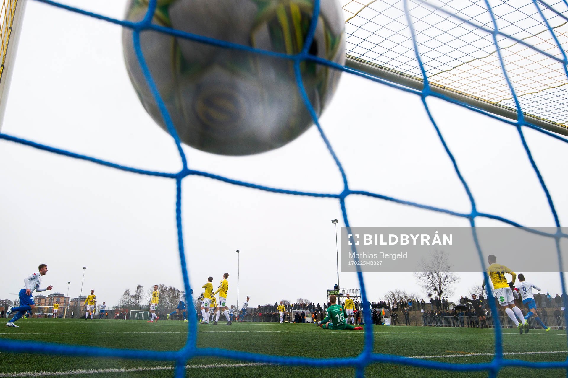 Värnamos Pär Cederqvist gör 1-0-målet bakom Falkenbergs