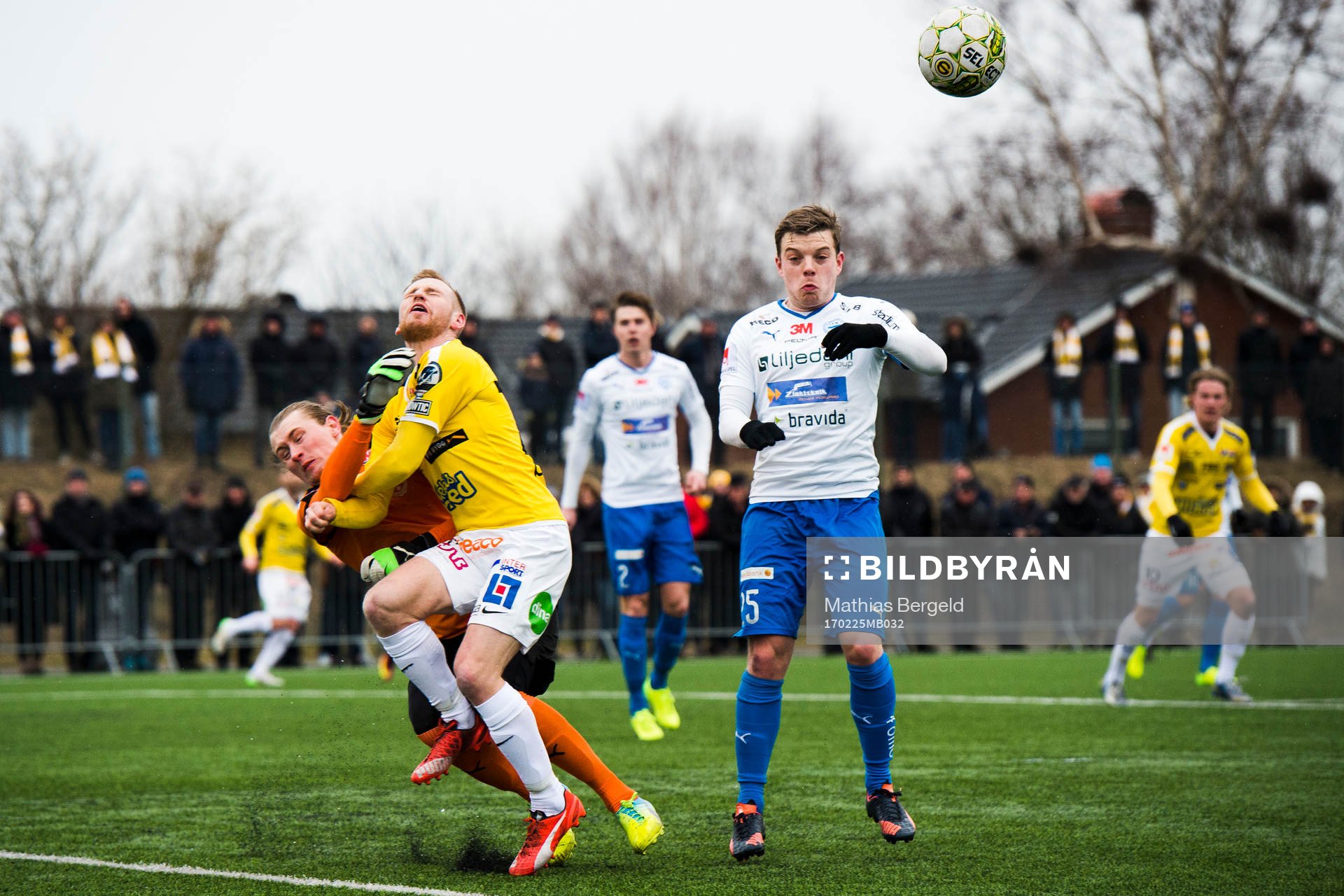 Värnamos Victor Nilsson ser målvakt Tobias Andersson
