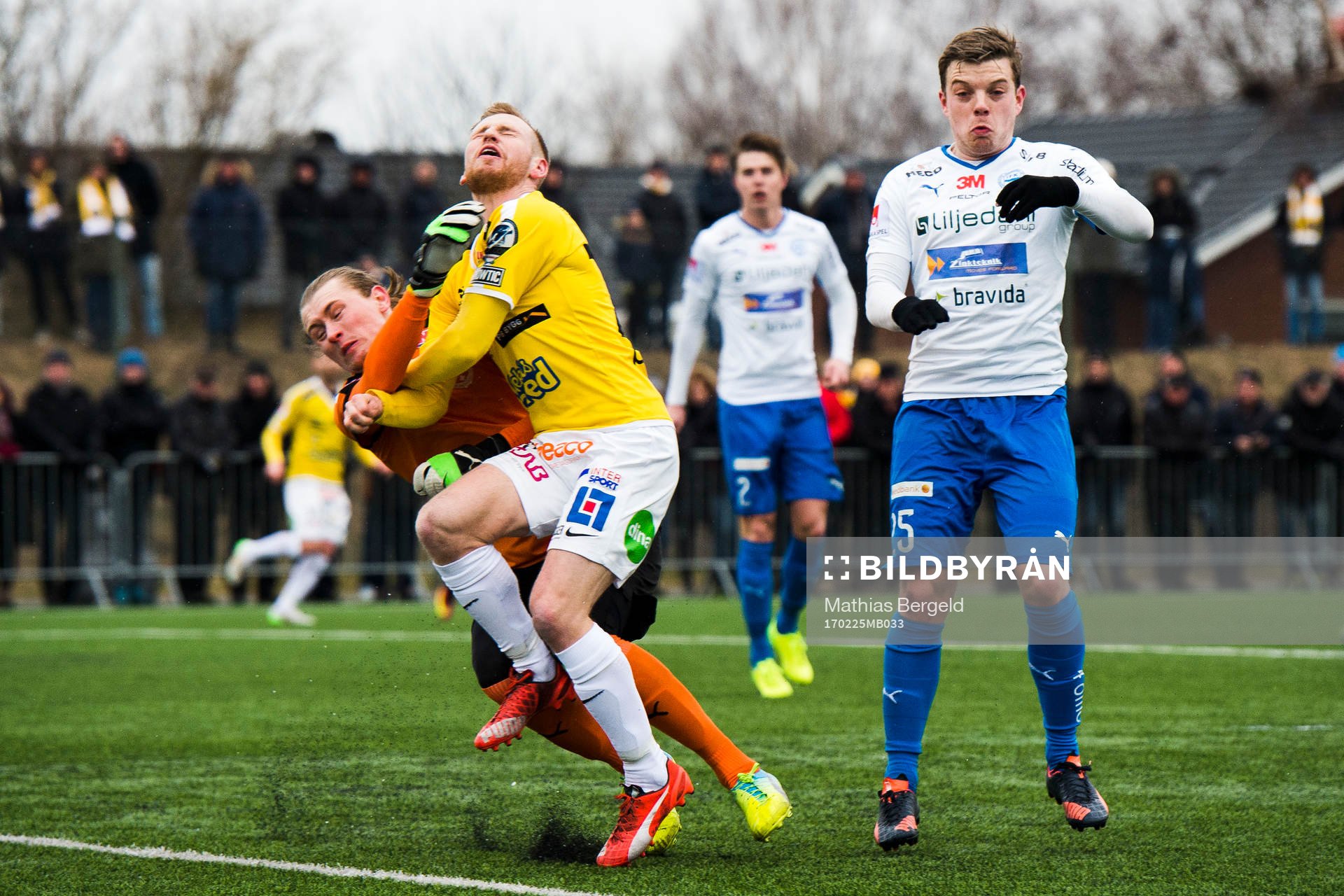Värnamos Victor Nilsson ser målvakt Tobias Andersson
