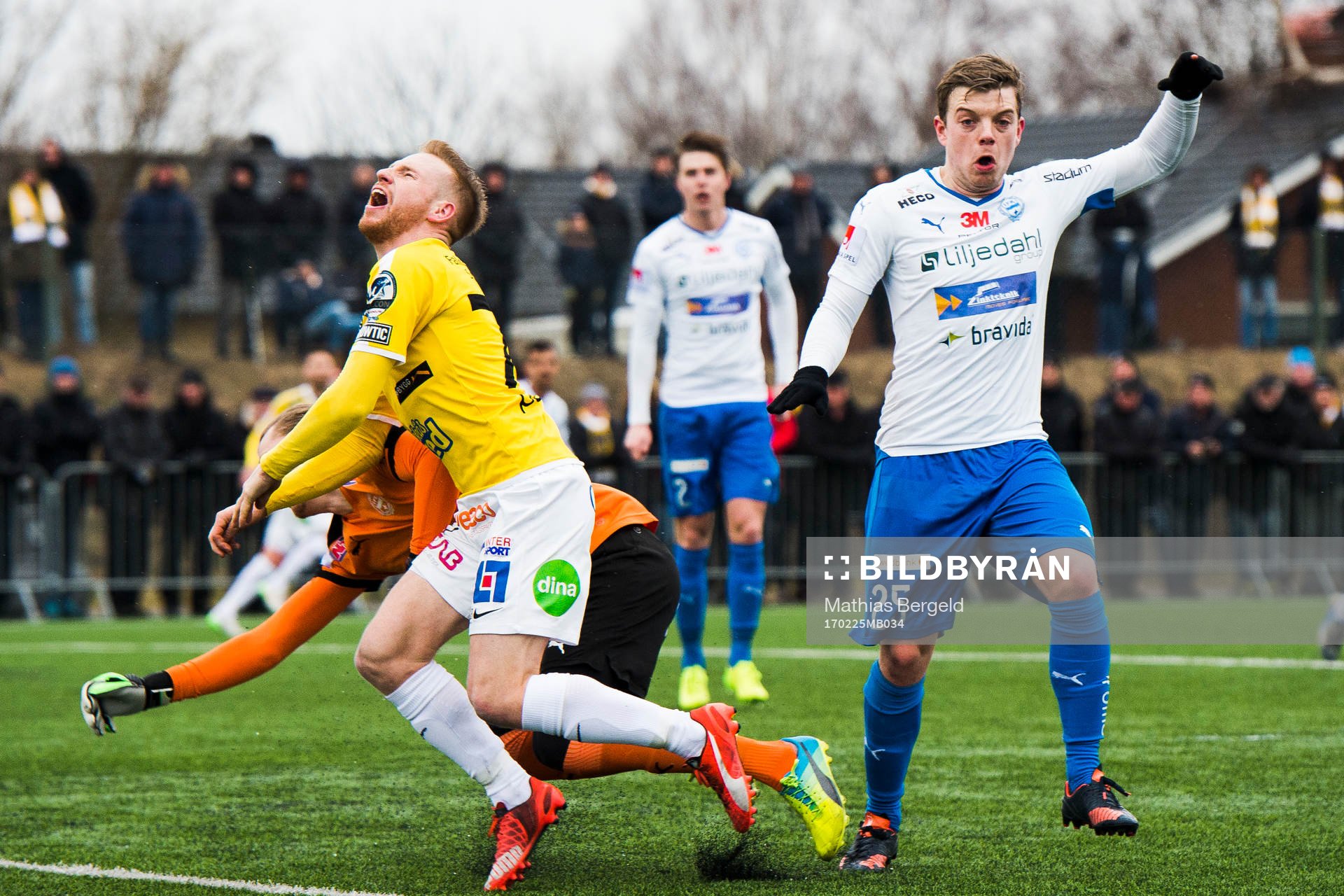 Värnamos Victor Nilsson ser målvakt Tobias Andersson
