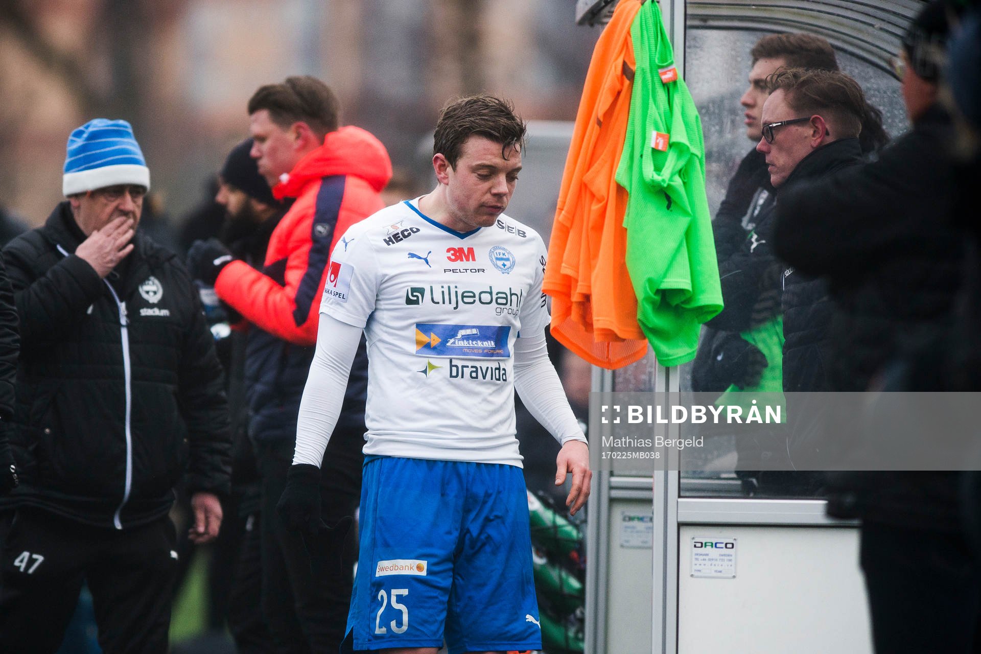 Värnamos Victor Nilsson får rött kort och lämnar plan