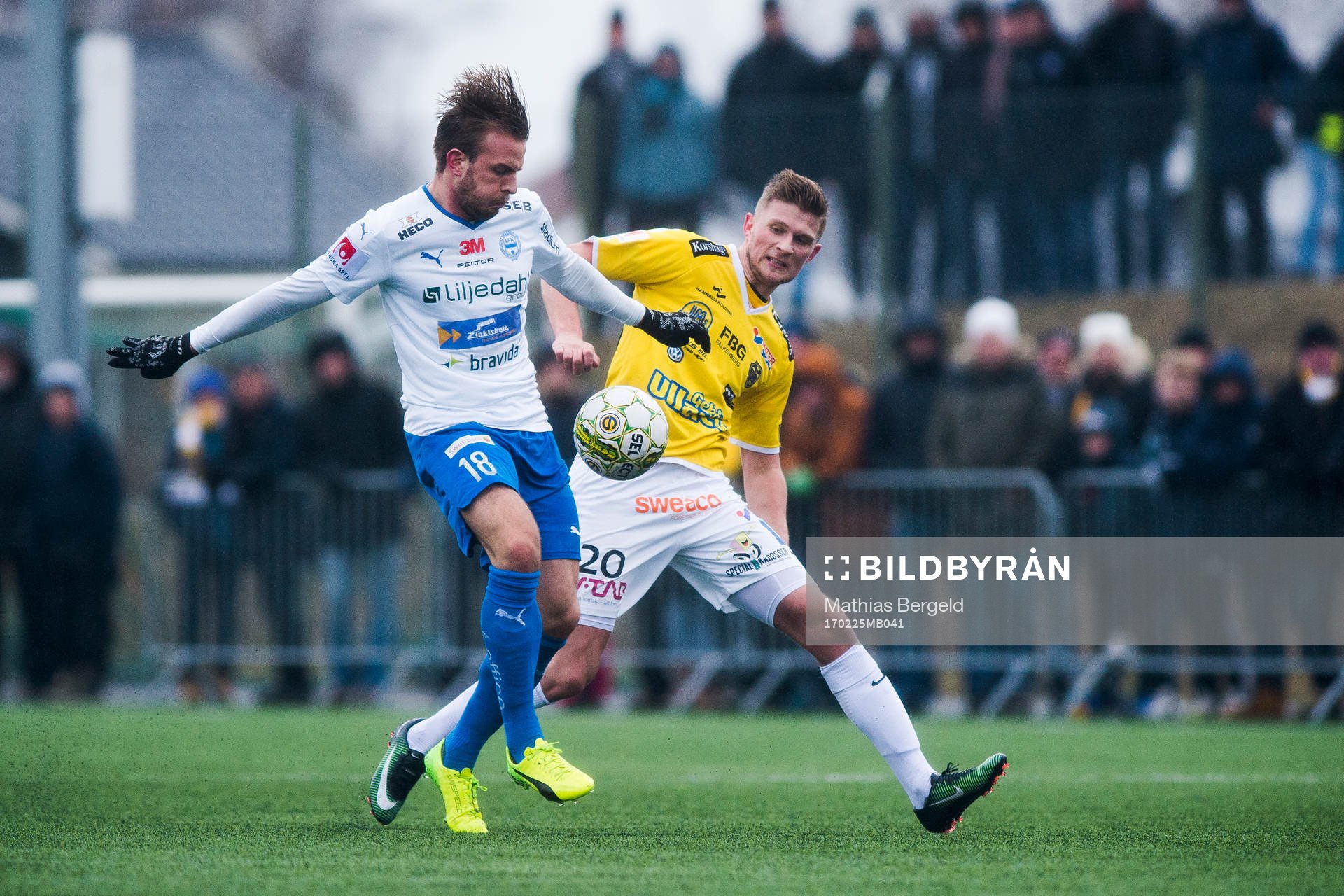 Värnamos Simon Nilsson i kamp om bollen med Falkenbergs