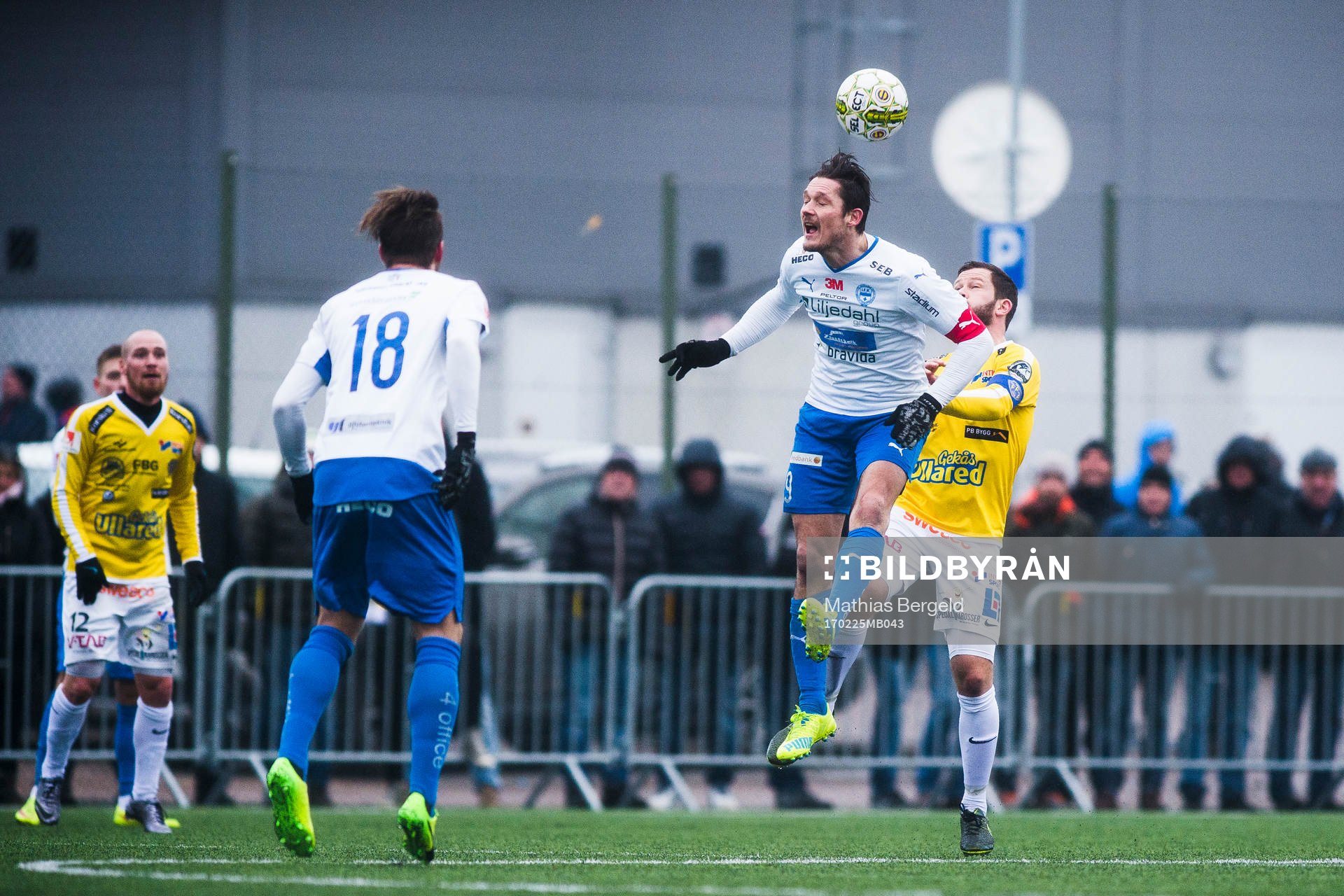 Värnamos Pär Cederqvist i nickduell med Falkenbergs David
