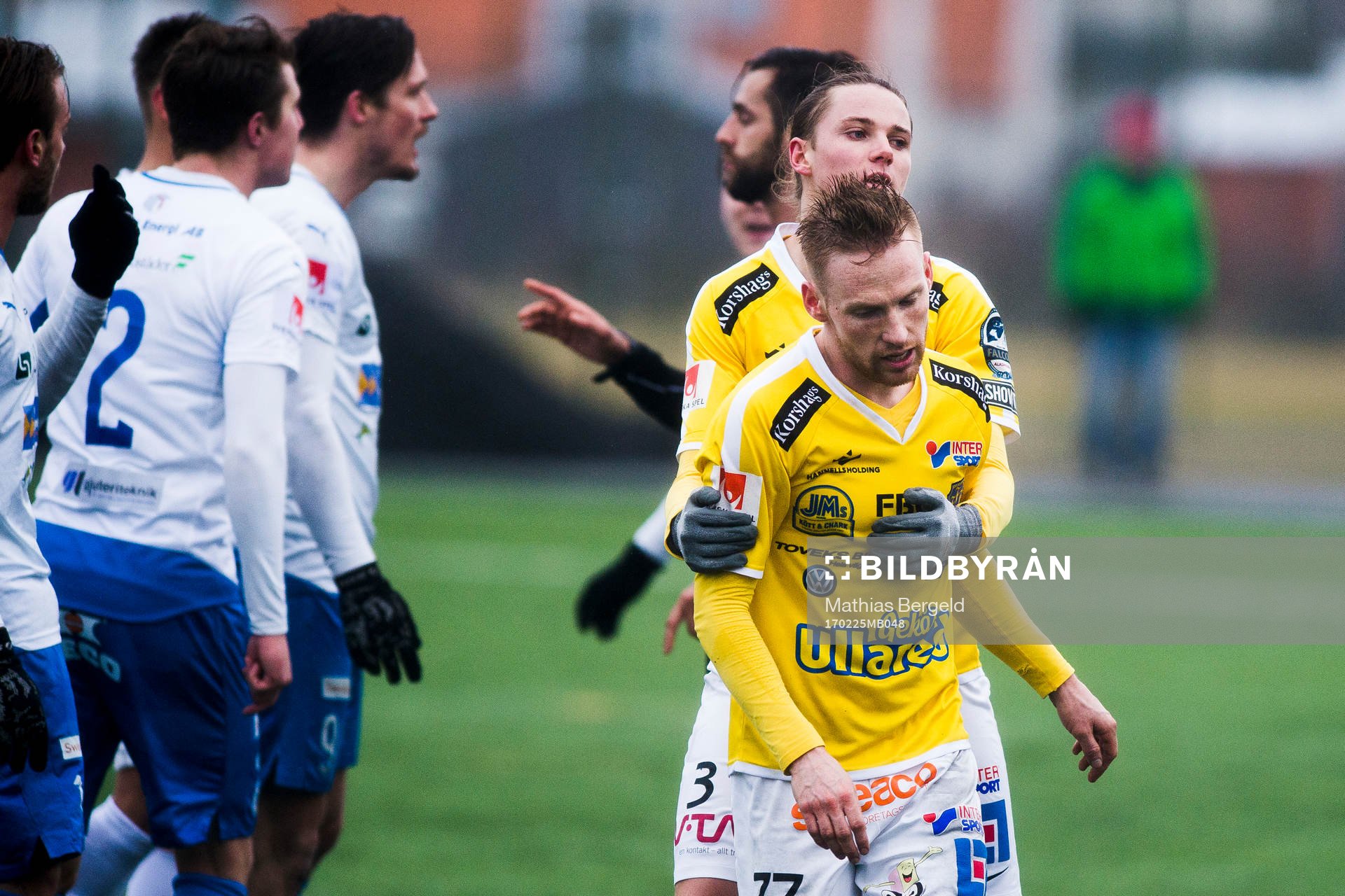 Falkenbergs Ludvig Johansson håller i Tobias Englund efter situationen där Värnamos Victor Nilsson (ej i bild) fått rött kort under en fotbollsmatch i Svenska Cupen mellan Falkenberg och Värnamo den 25 februari 2017 i Falkenberg.