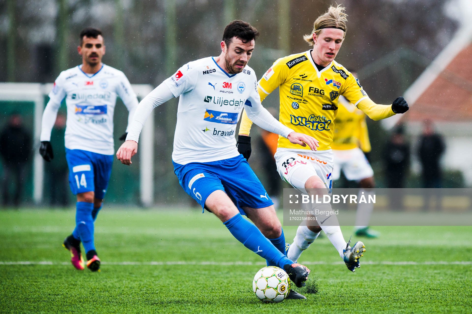 Värnamos Tyler Lissette i kamp om bollen med Falkenbergs