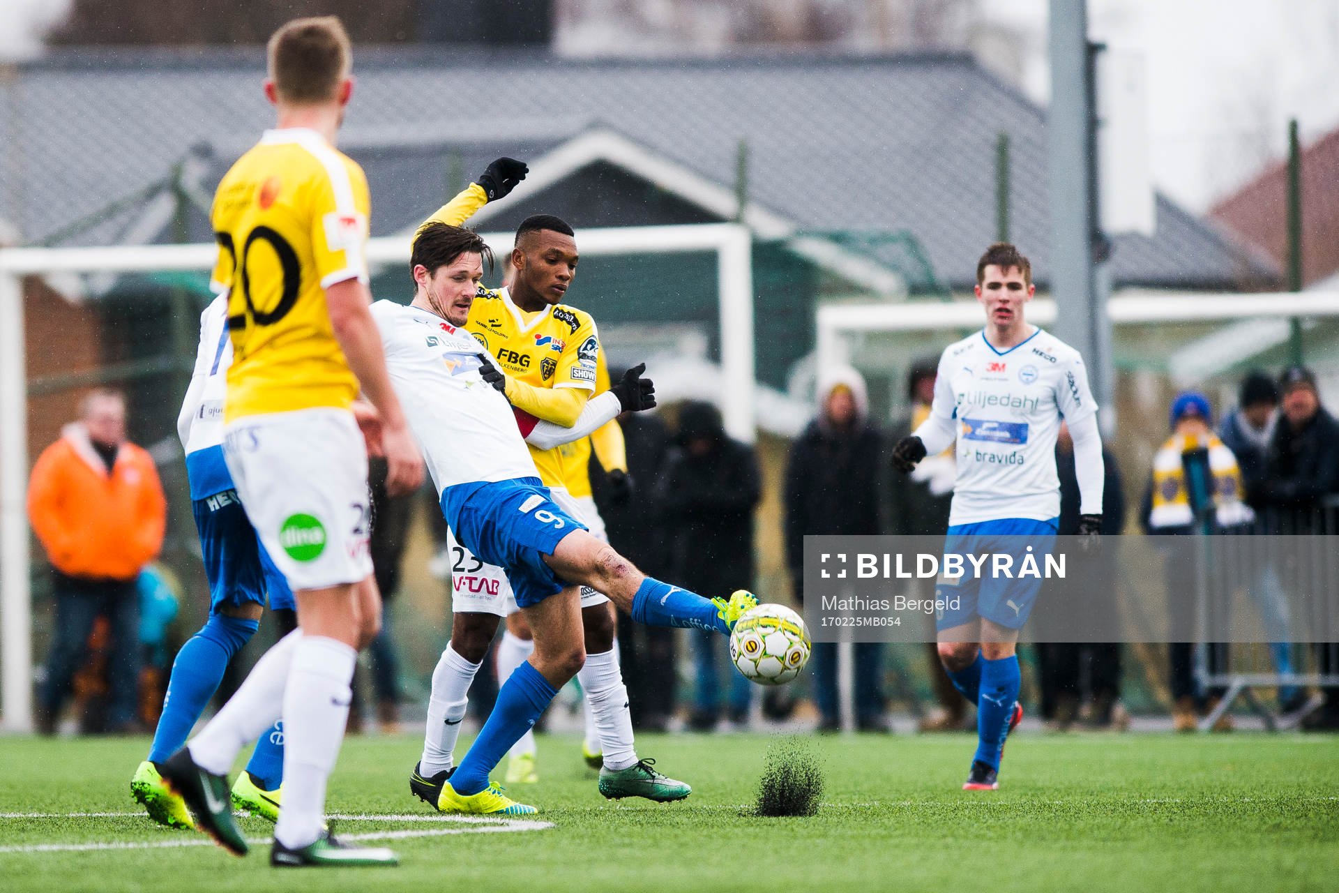 Värnamos Pär Cederqvist i kamp om bollen med Falkenbergs
