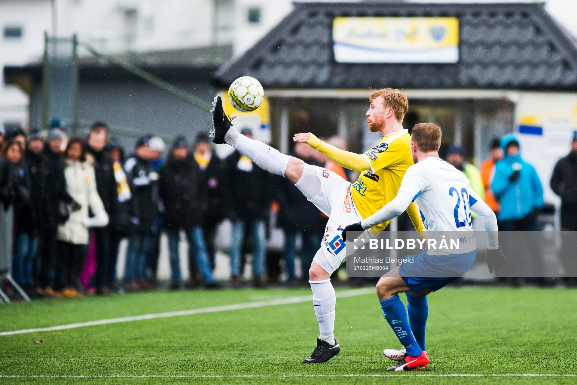 Falkenbergs Johan Lassagård tar ner bollen framför