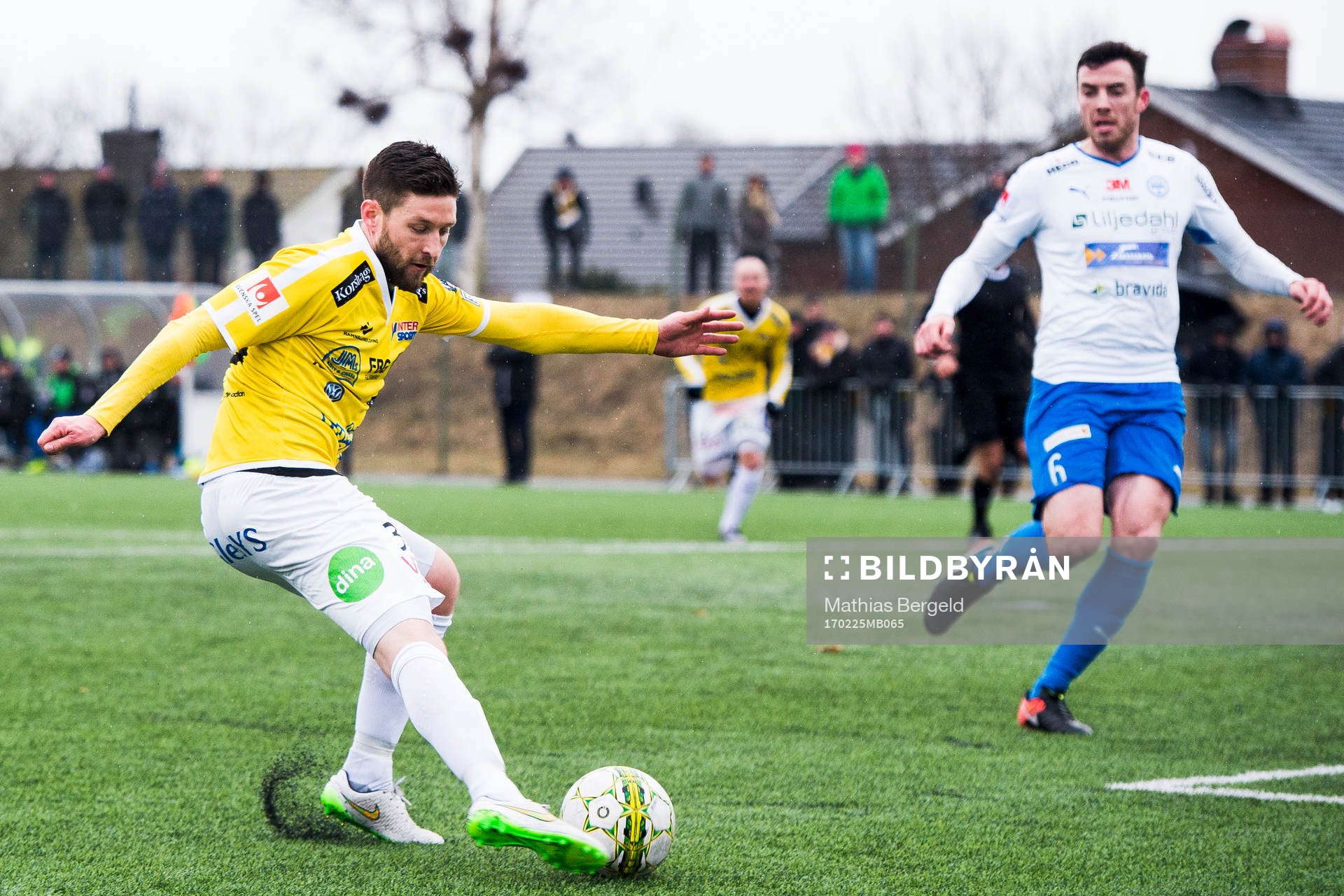 Värnamos Tyler Lissette ser Falkenbergs Tibor Joza slå