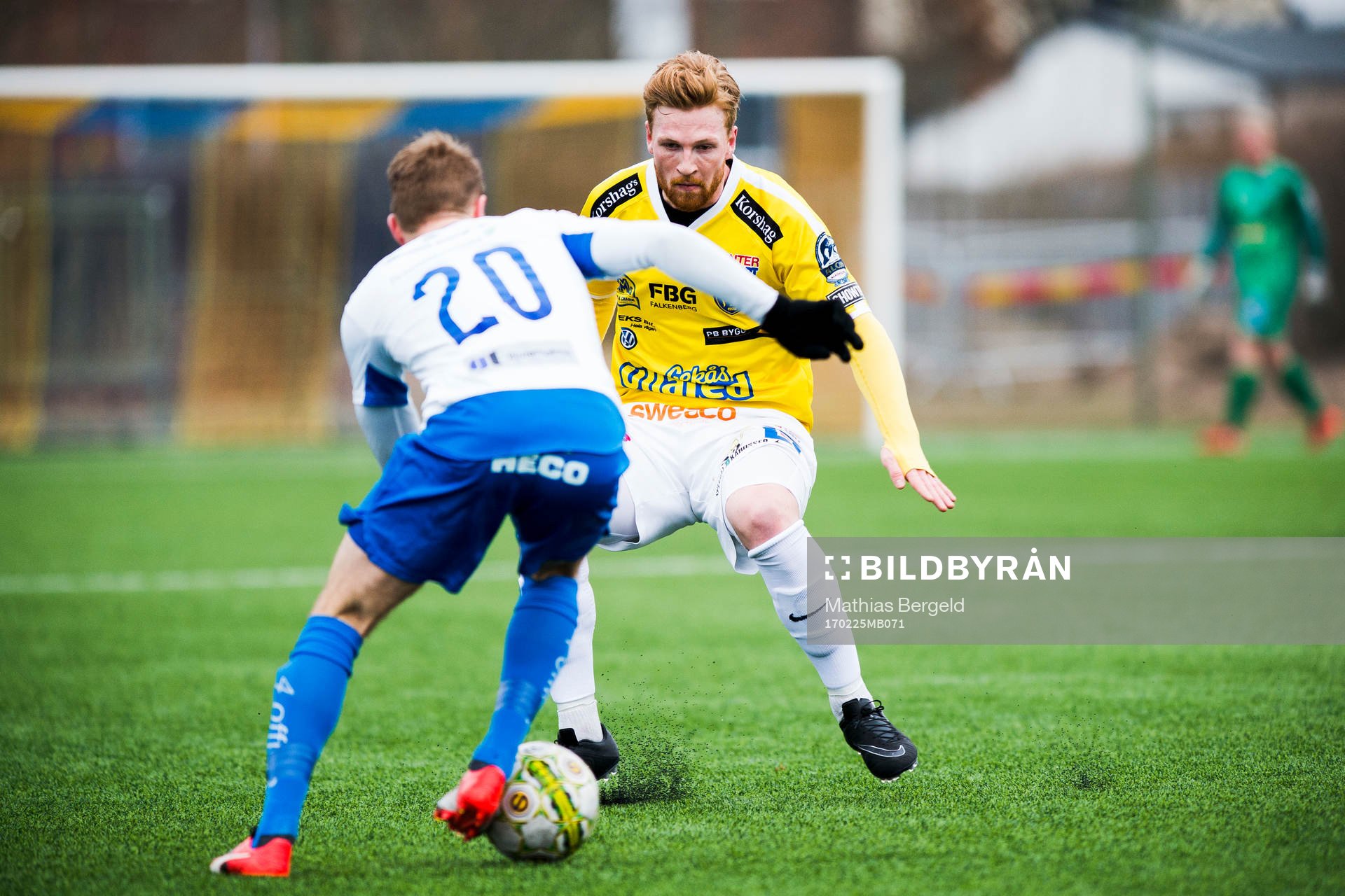 Värnamos Freddy Winst mot försvarande Falkenbergs Johan