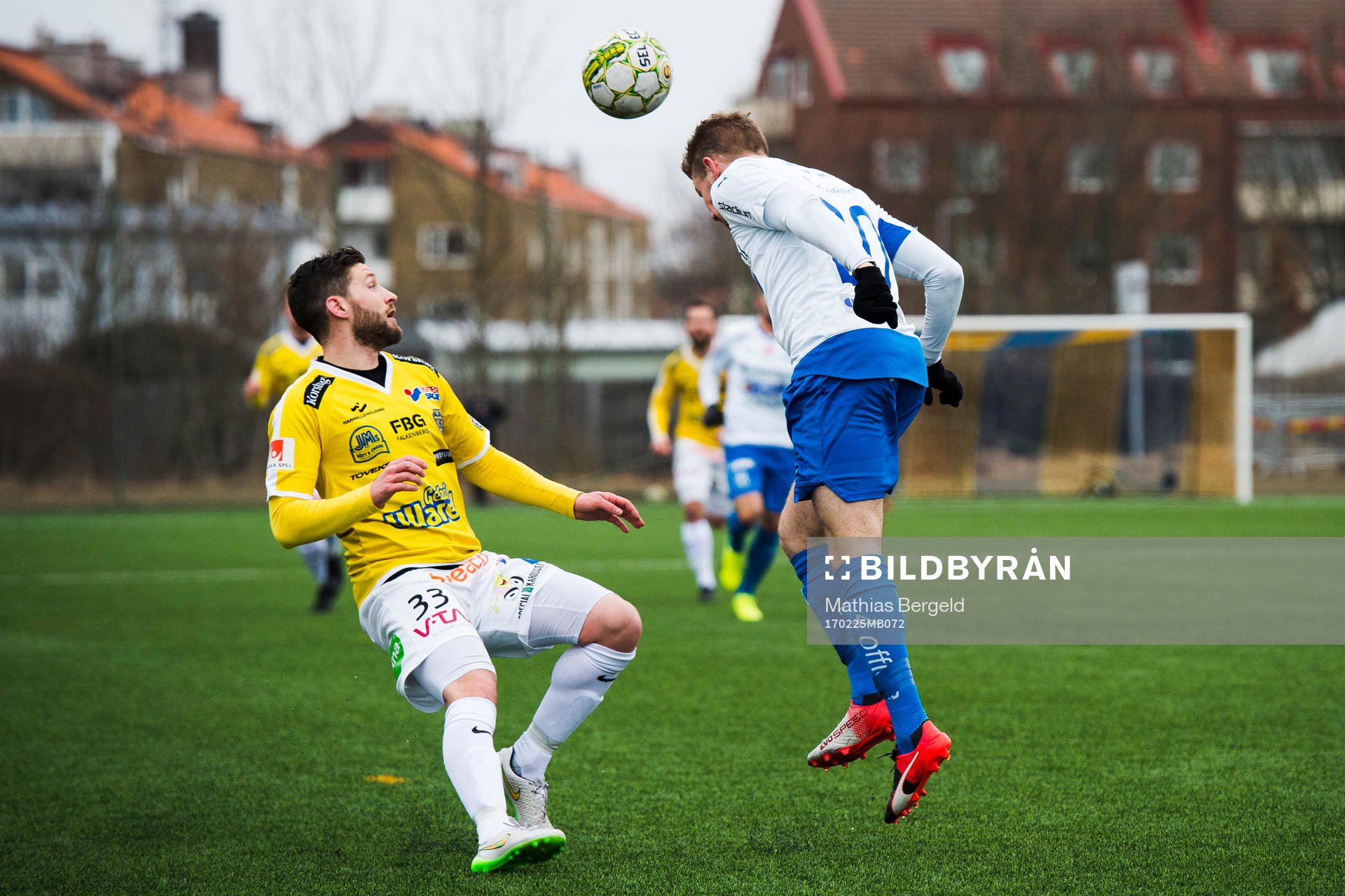 Falkenbergs Tibor Joza ser Värnamos Freddy Winst nicka