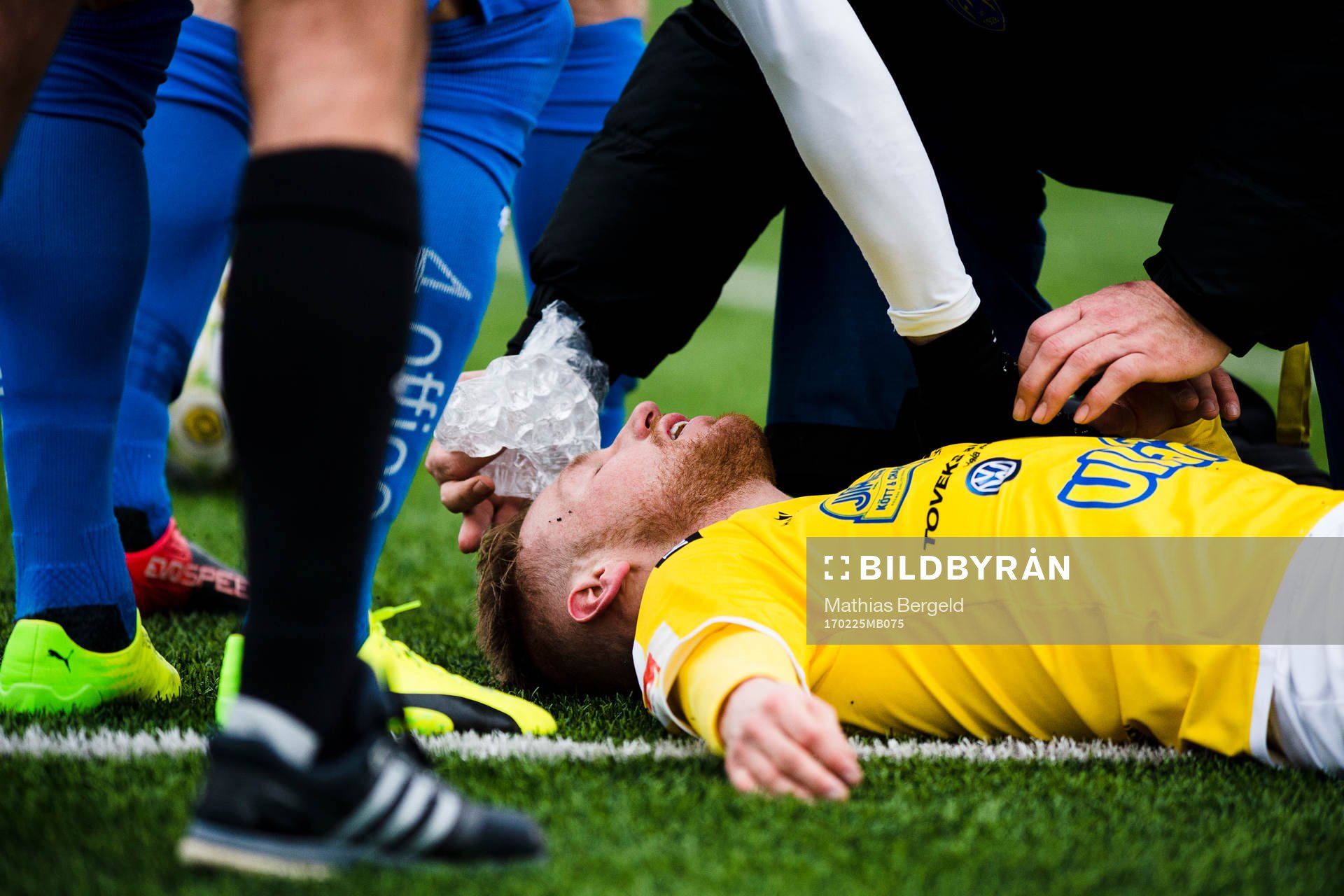 Falkenbergs Tobias Englund får is mot pannan