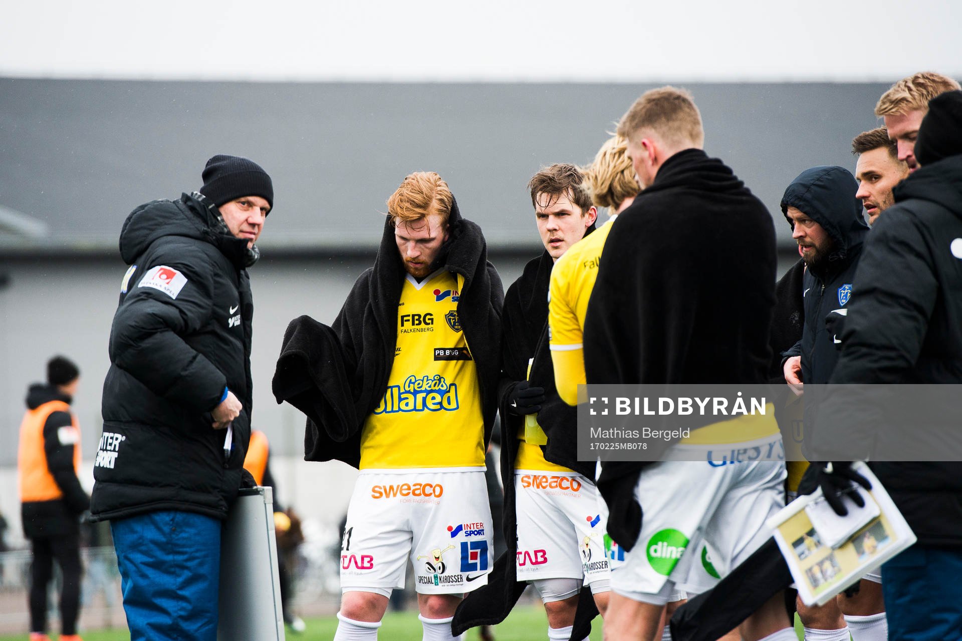 Falkenbergs tränare Hans Eklund instruerar Johan