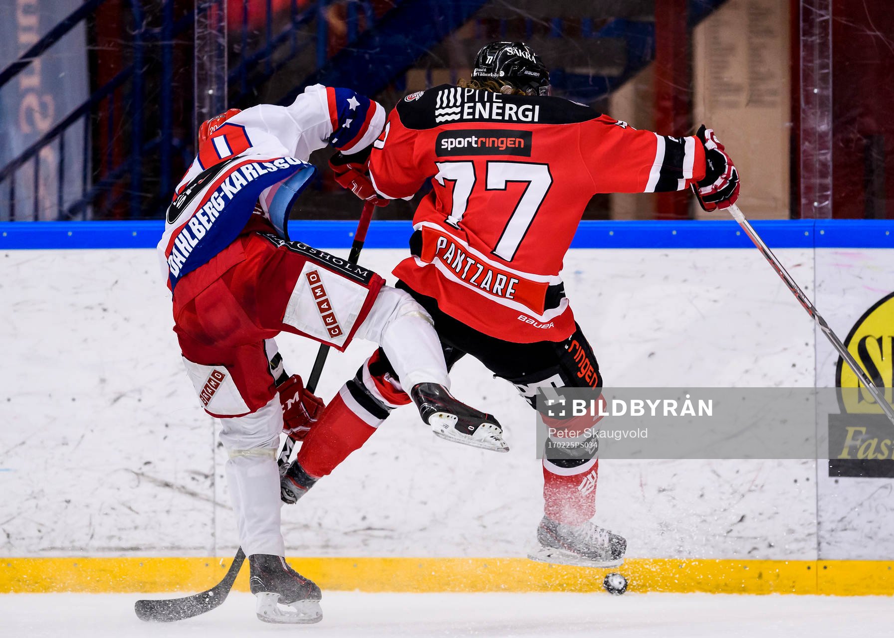 Huddinges Rasmus Dahlberg-Karlsson tacklar Piteås Isak