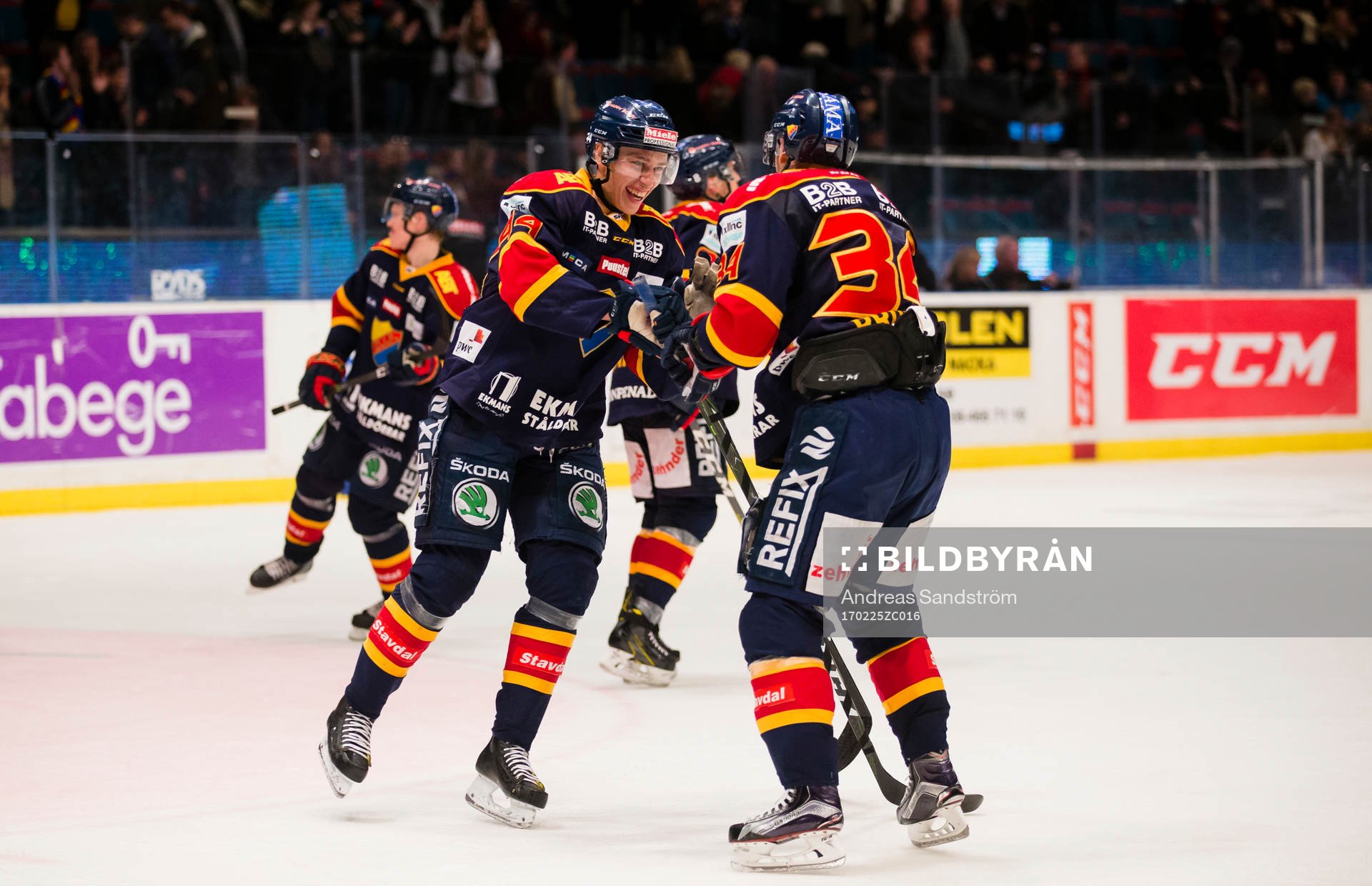 Djurgårdens spelare firar segern genom att hoppa