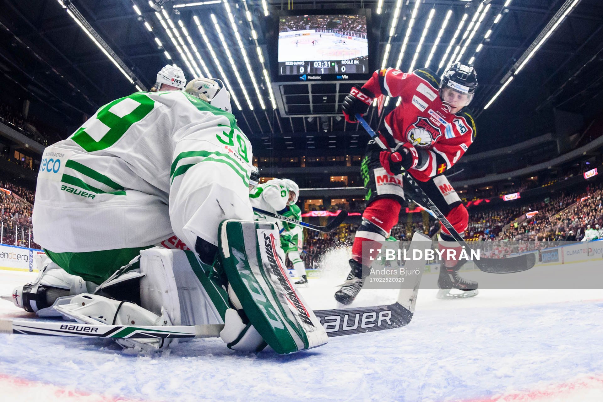 Malmö Redhawks Frederik Storm oroar framför Rögles