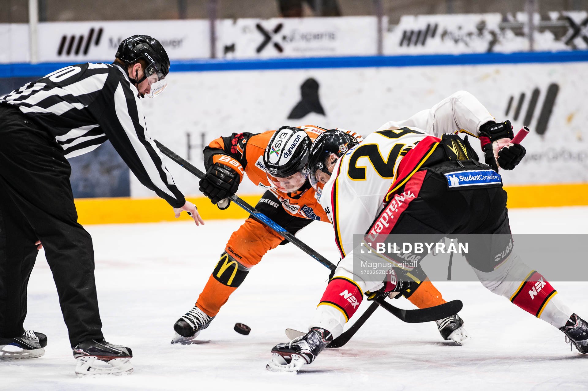 Karlskronas Joel Kellman  och Luleås Johan Harju i en