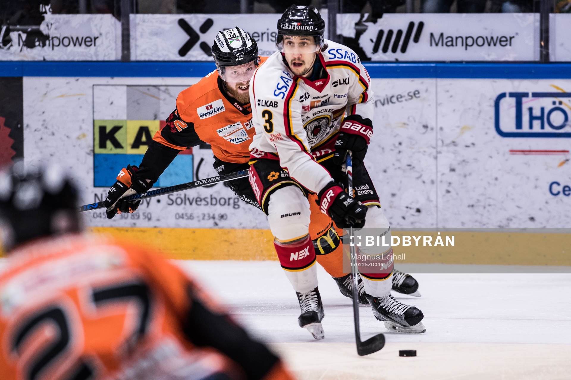 Karlskronas Joachim Rohdin  jagar Luleås Daine Todd