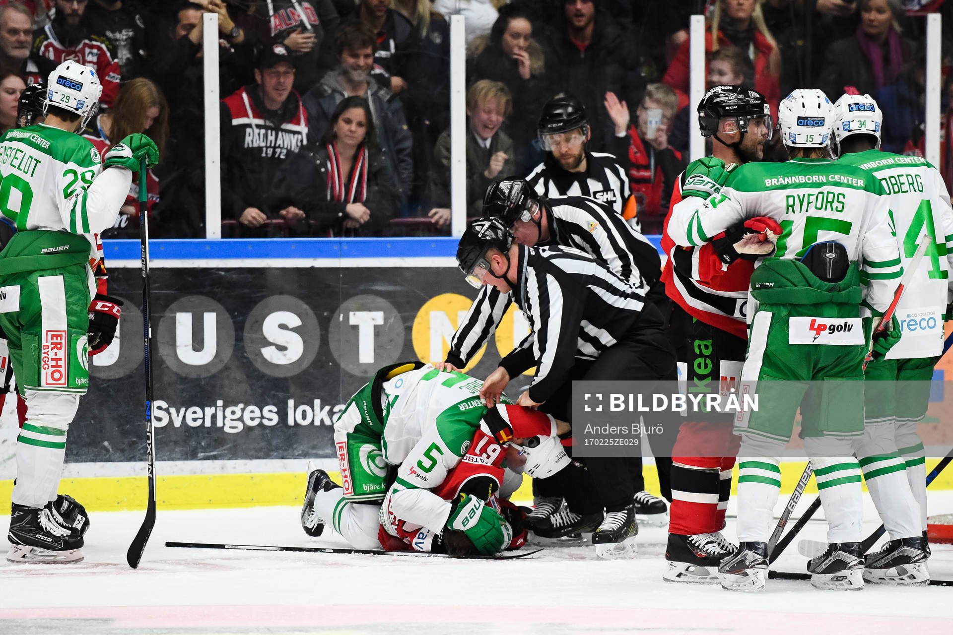 Rögles Alen Bibic och Malmö Redhawks Nicklas Jadeland  i