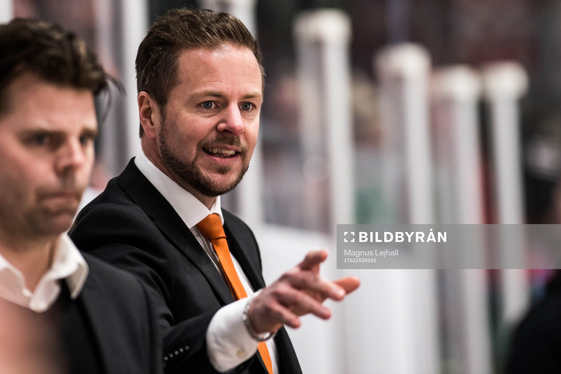 Karlskronas assisterande tränare Mikael Aaro jublar