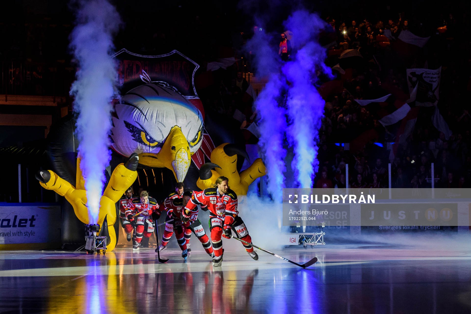Malmö Redhawks intro och spelarna åker in på isen