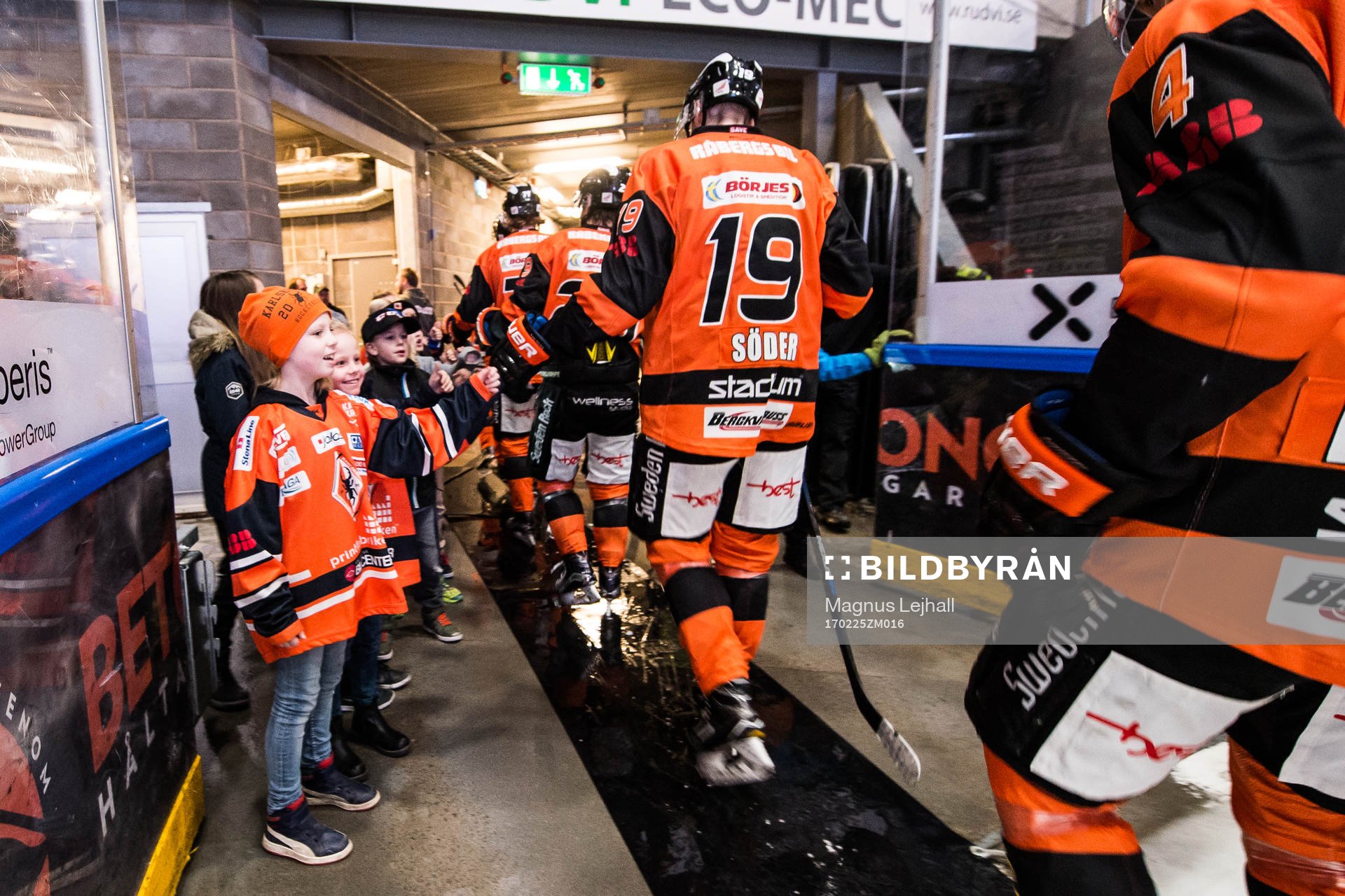 Karlskronas Kristoffer Söder hälsar på unga jublande