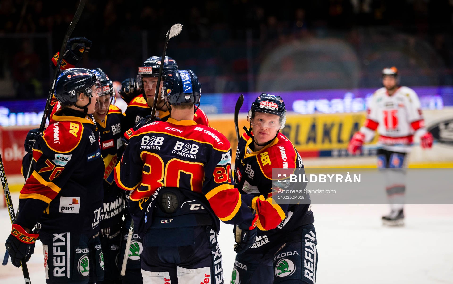 Djurgårdens Emil Johansson (m) gör 2-0 och gratuleras av
