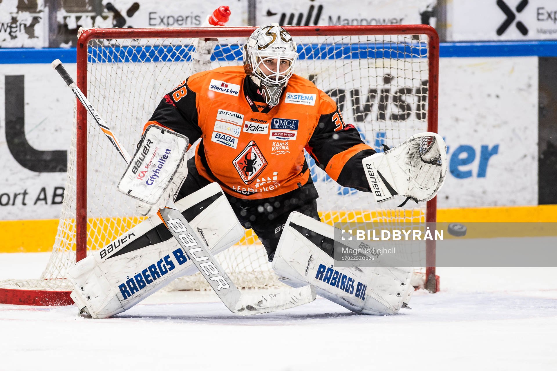Karlskronas målvakt Johannes Jönsson  räddar