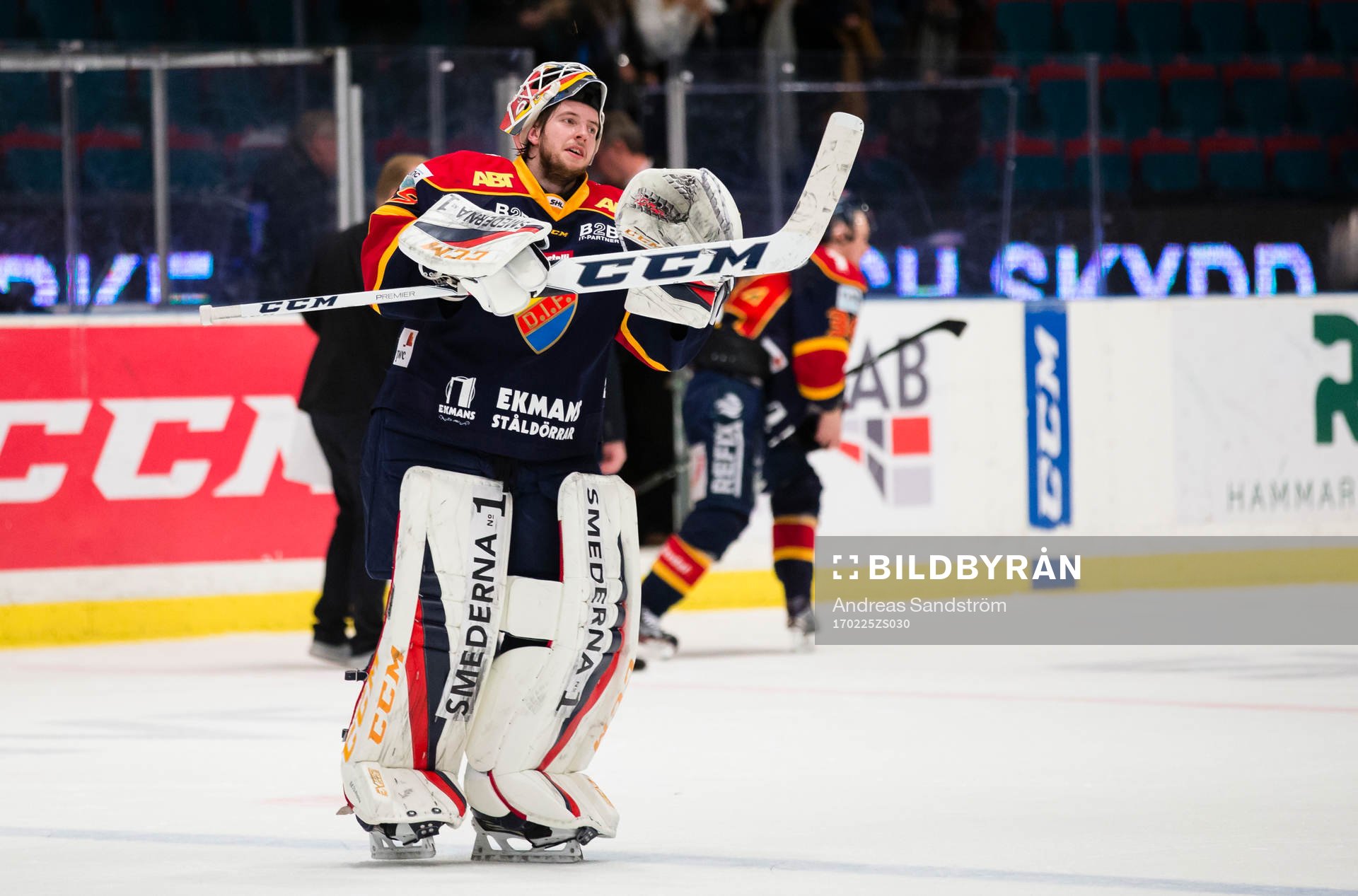 Djurgårdens målvakt Adam Reideborn tar emot pris
