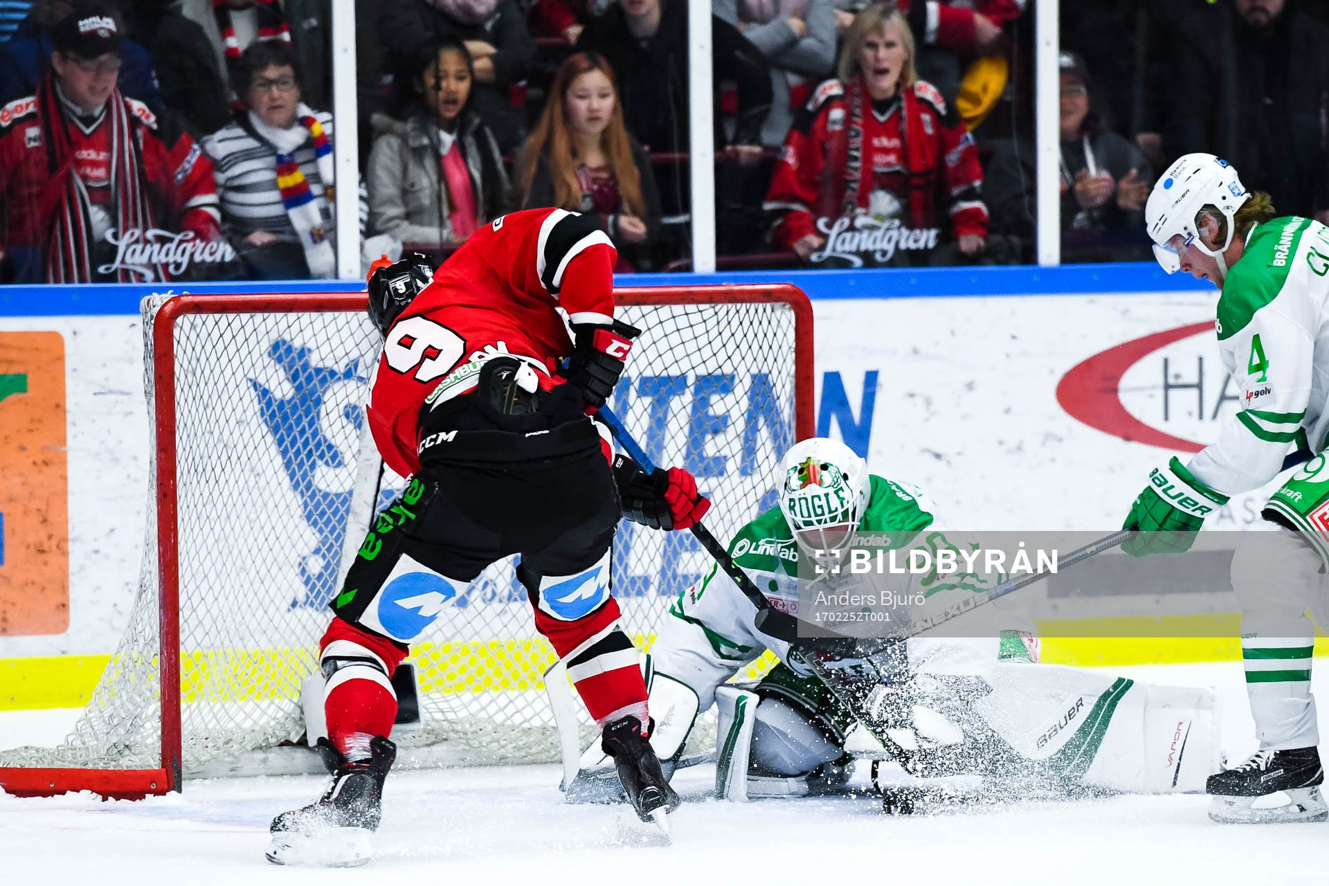 Malmö Redhawks Frederik Storm oroar framför Rögles