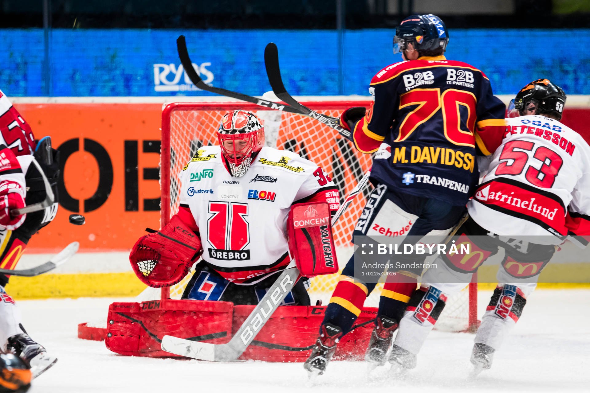 Örebros målvakt Julius Hudacek på skottet som ledde till
