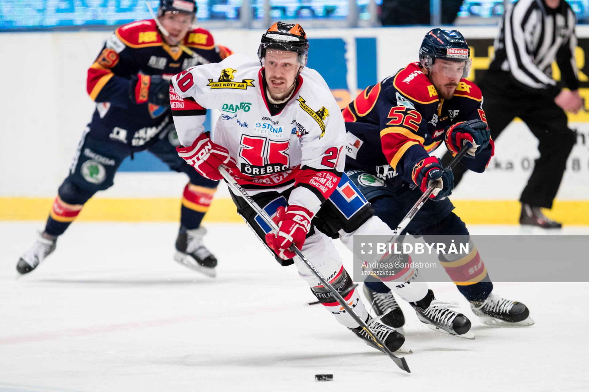 Örebros Marcus Weinstock i kamp om pucken med Djurgårdens