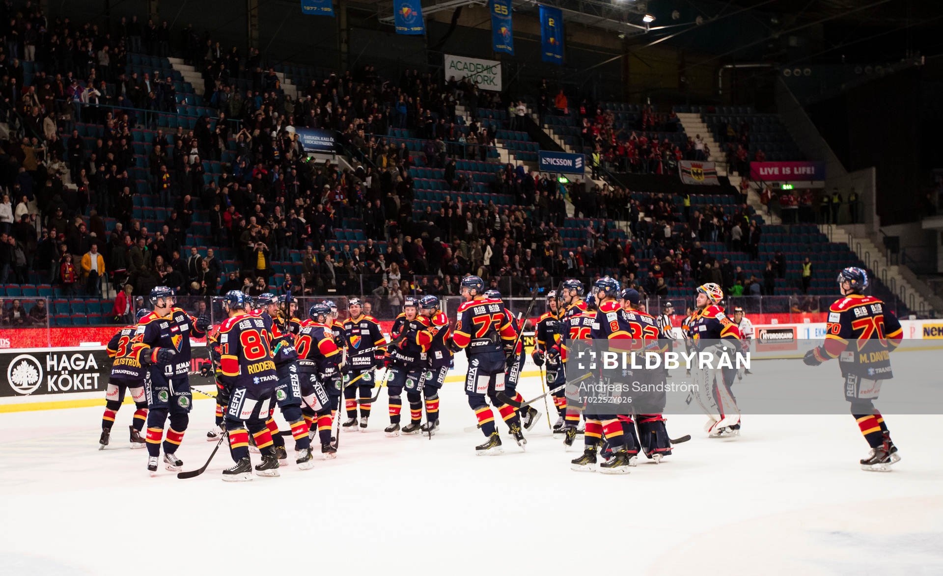 Djurgårdens spelare firar segern genom att hoppa